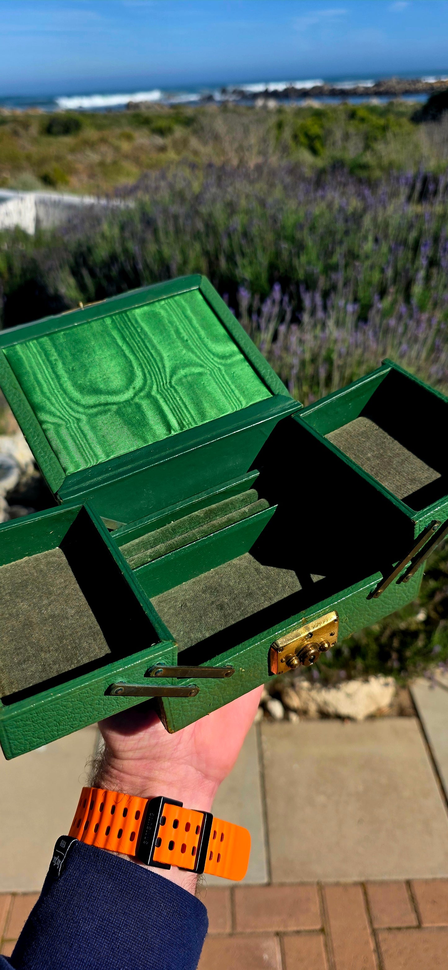 Now THIS is fabulous! A wonderfully nostalgic vintage 1950s card compendium, beautifully finished in textured emerald-green leather with its original metal hardware and locking front clasp.