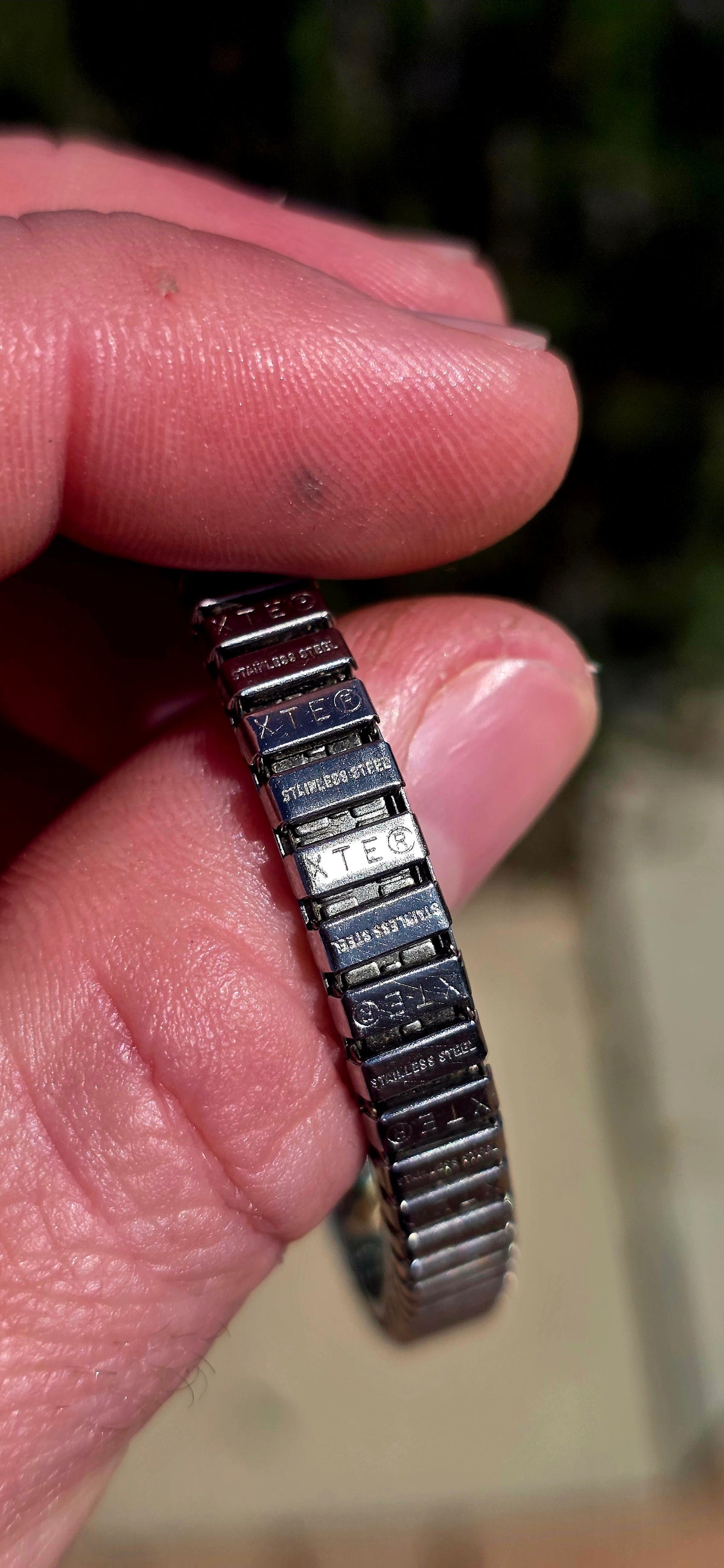 This beautifully UNISEX bracelet by Zoppini Italy combines sleek polished stainless steel with genuine solid 18ct yellow gold detailing — wonderfully minimalist, yet unmistakably luxurious.