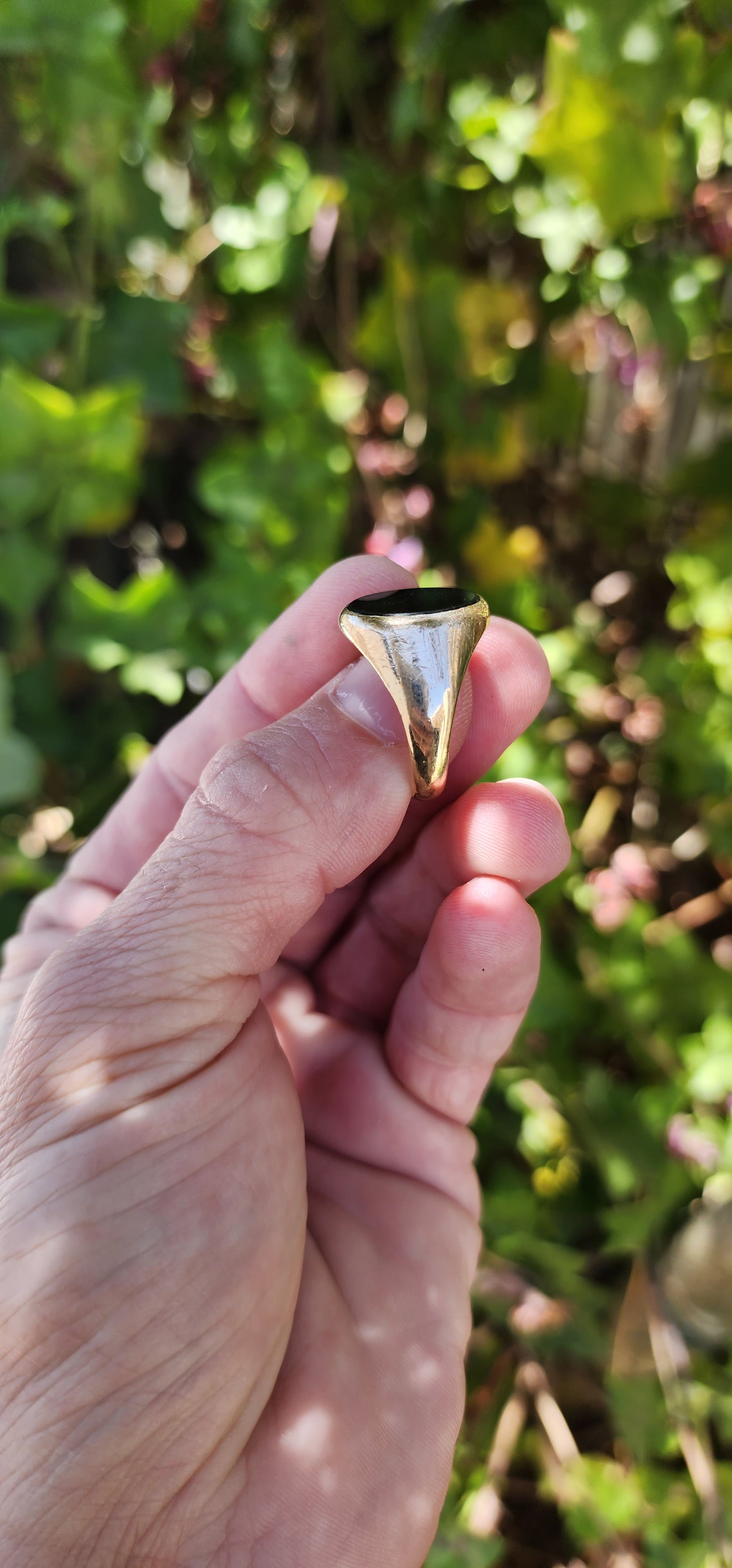 Vintage Hallmarked 9ct Rose Gold and Black Onyx Signet ring.