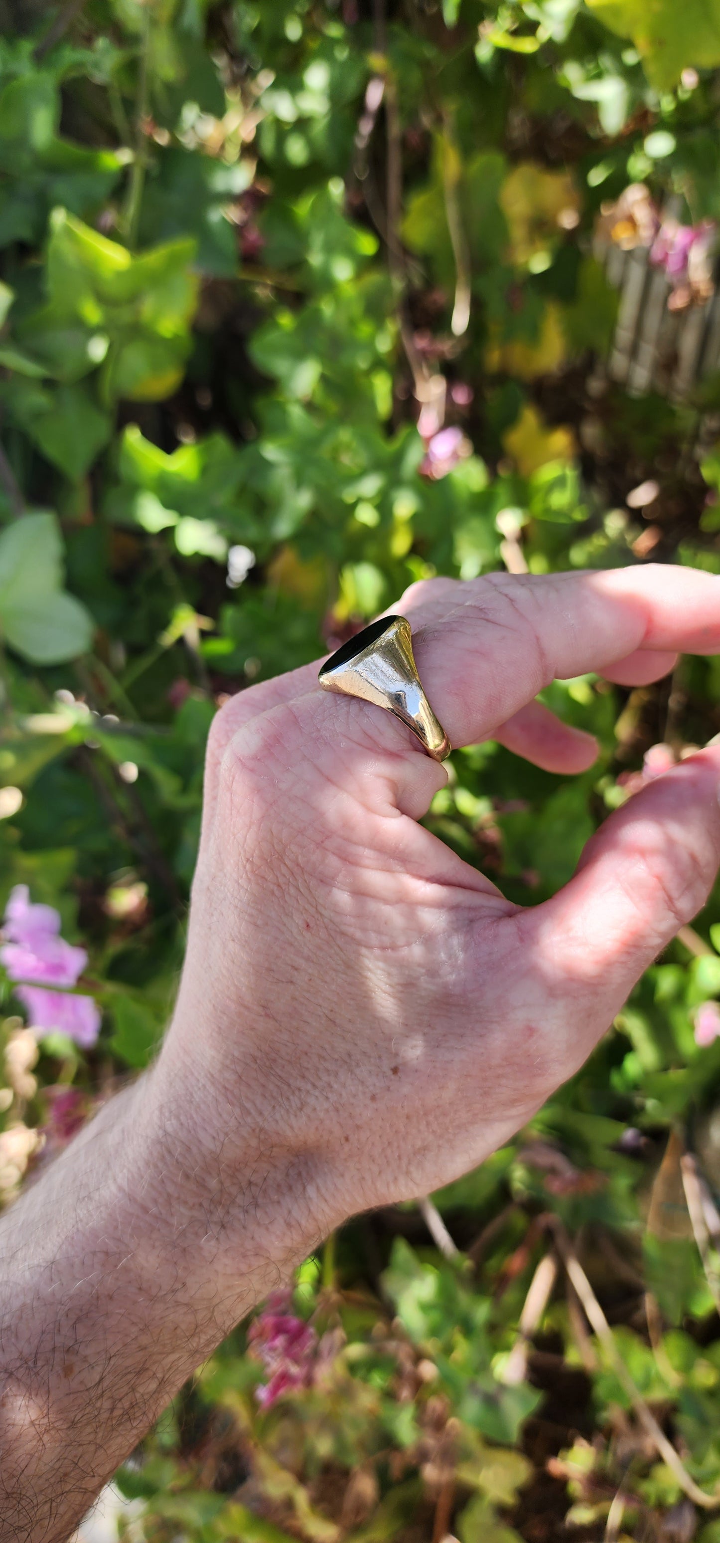 Vintage Hallmarked 9ct Rose Gold and Black Onyx Signet ring.