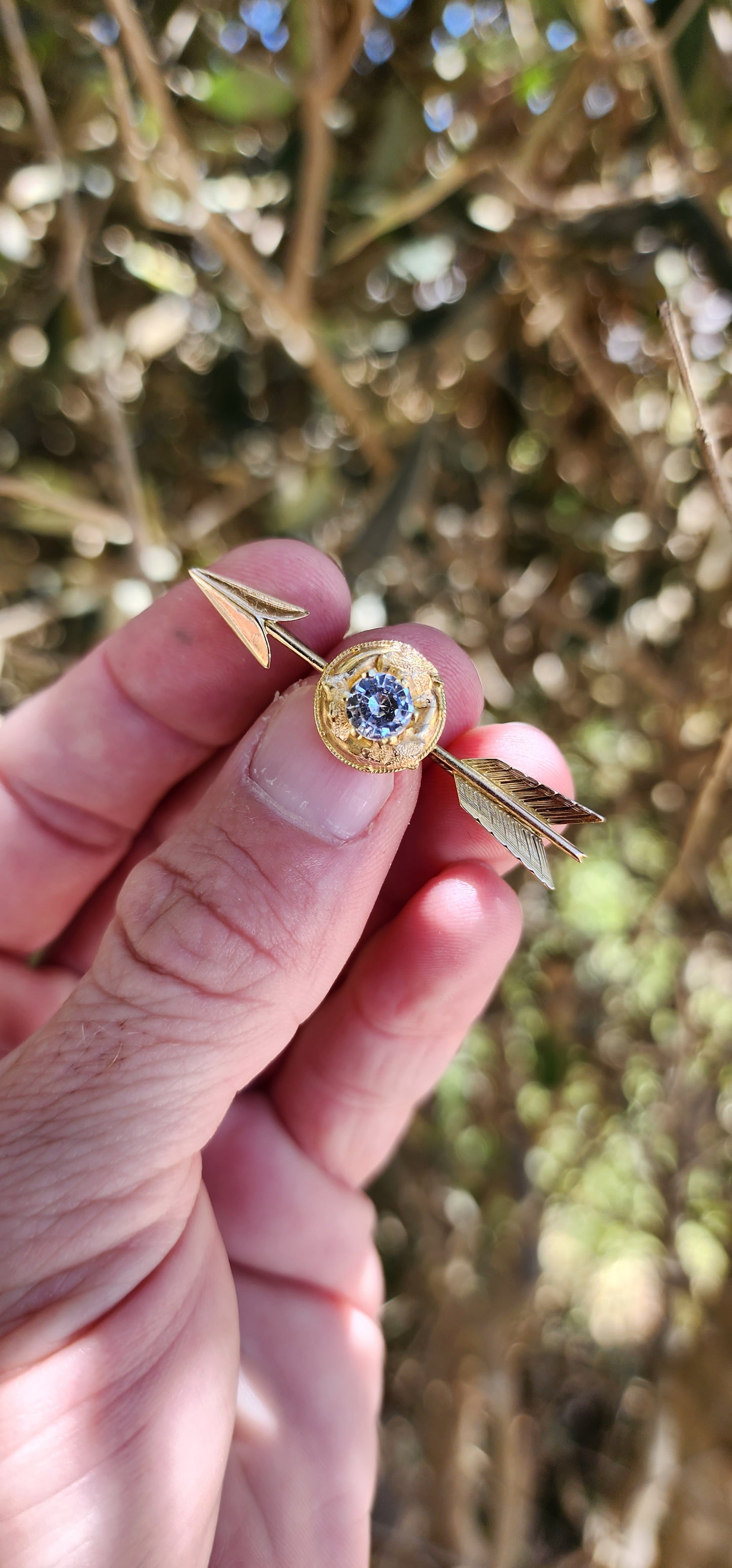 Victorian 9ct Yellow Gold Novelty brooch in the shape of an Arrow - Set with an Clear Round Faceted Cut Topaz Gemstone in the centre.