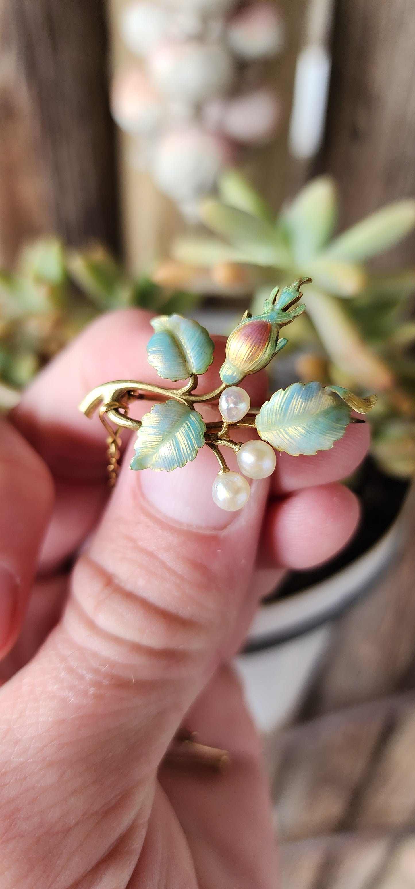 Antique Edwardian 9ct Yellow Gold and Natural Freshwater Pearls Enameled leaf brooch with safety chain.