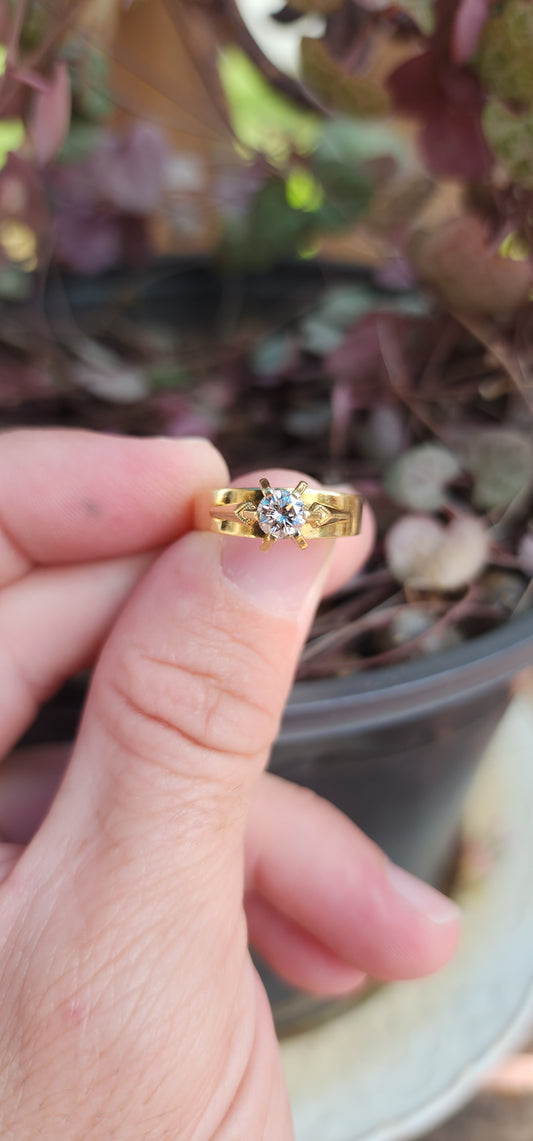 A Beautiful Vintage 18ct Yellow Gold and generous in size Diamond solitaire ring that would make the perfect engagement ring.