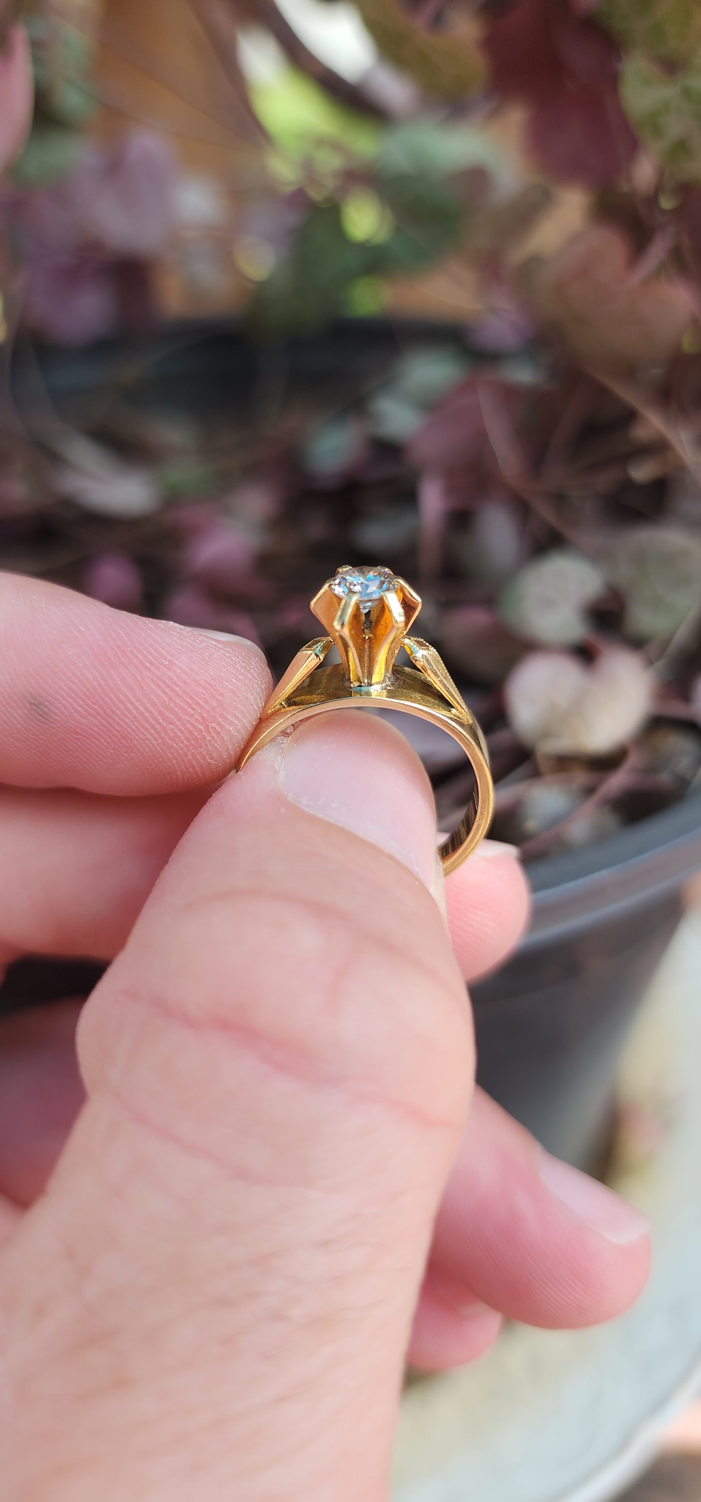 A Beautiful Vintage 18ct Yellow Gold and generous in size Diamond solitaire ring that would make the perfect engagement ring.