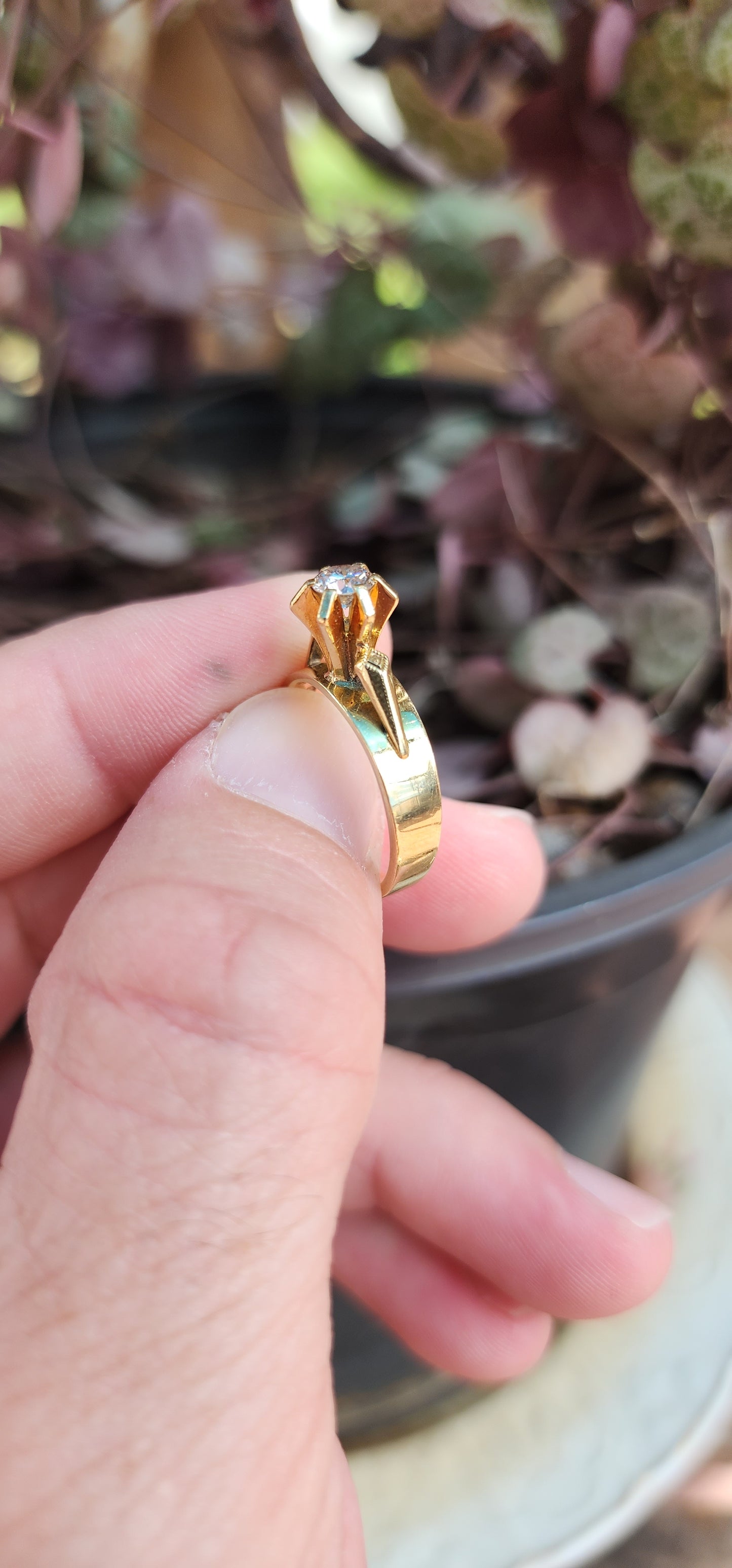 A Beautiful Vintage 18ct Yellow Gold and generous in size Diamond solitaire ring that would make the perfect engagement ring.