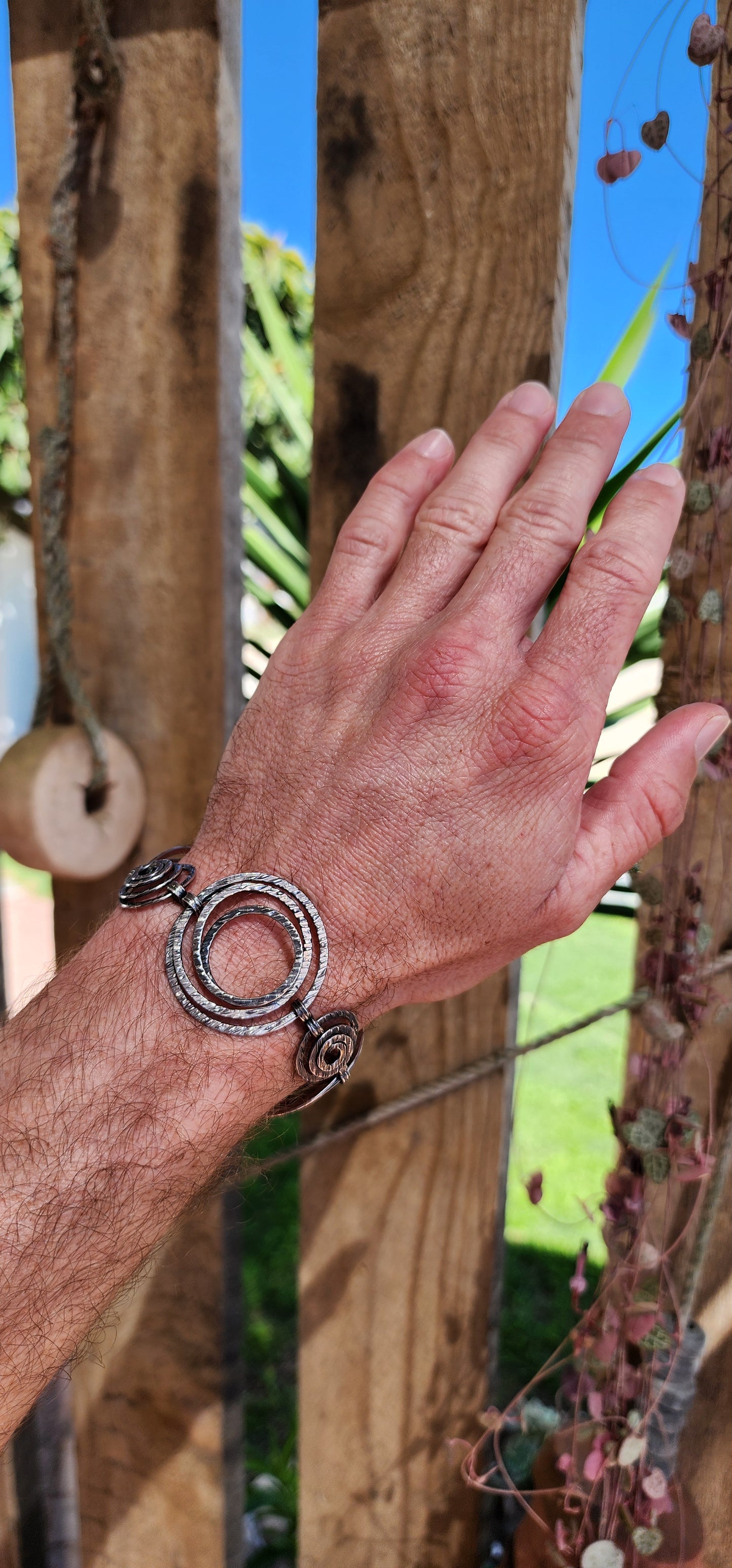 Elis Kauppi , Kupittaan Kulta Finland circa 1969 Bold Sterling Silver Modernist spirals bracelet with matching screw-in earrings .