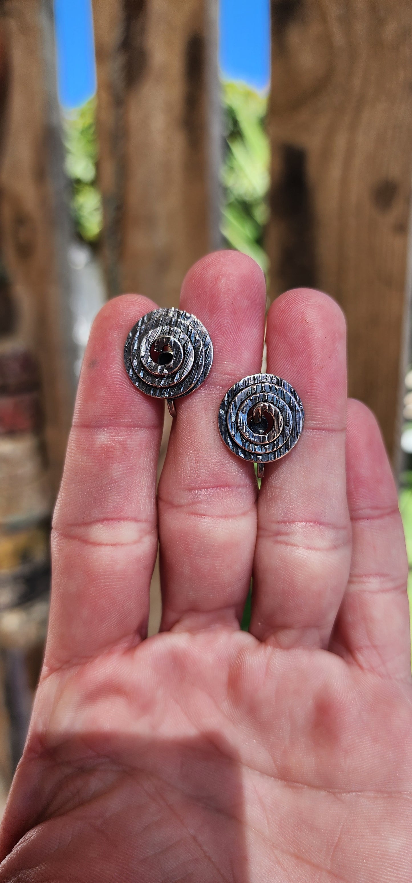 Elis Kauppi , Kupittaan Kulta Finland circa 1969 Bold Sterling Silver Modernist spirals bracelet with matching screw-in earrings .