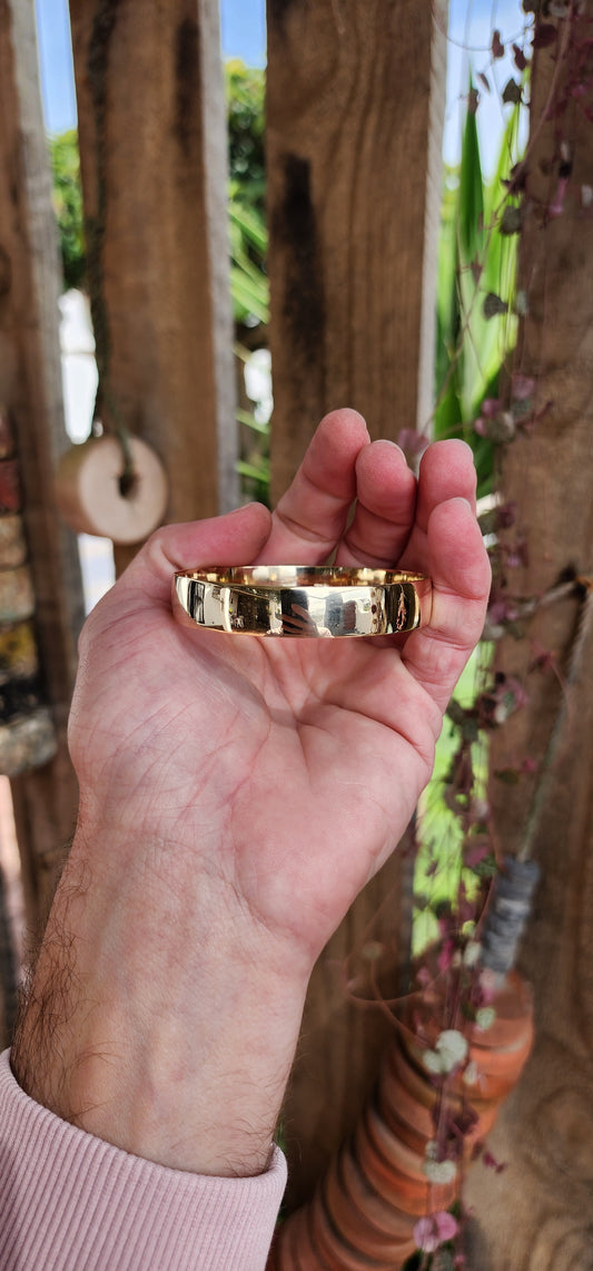 Chunky and weighty solid 9ct Yellow Gold D shape bangle.