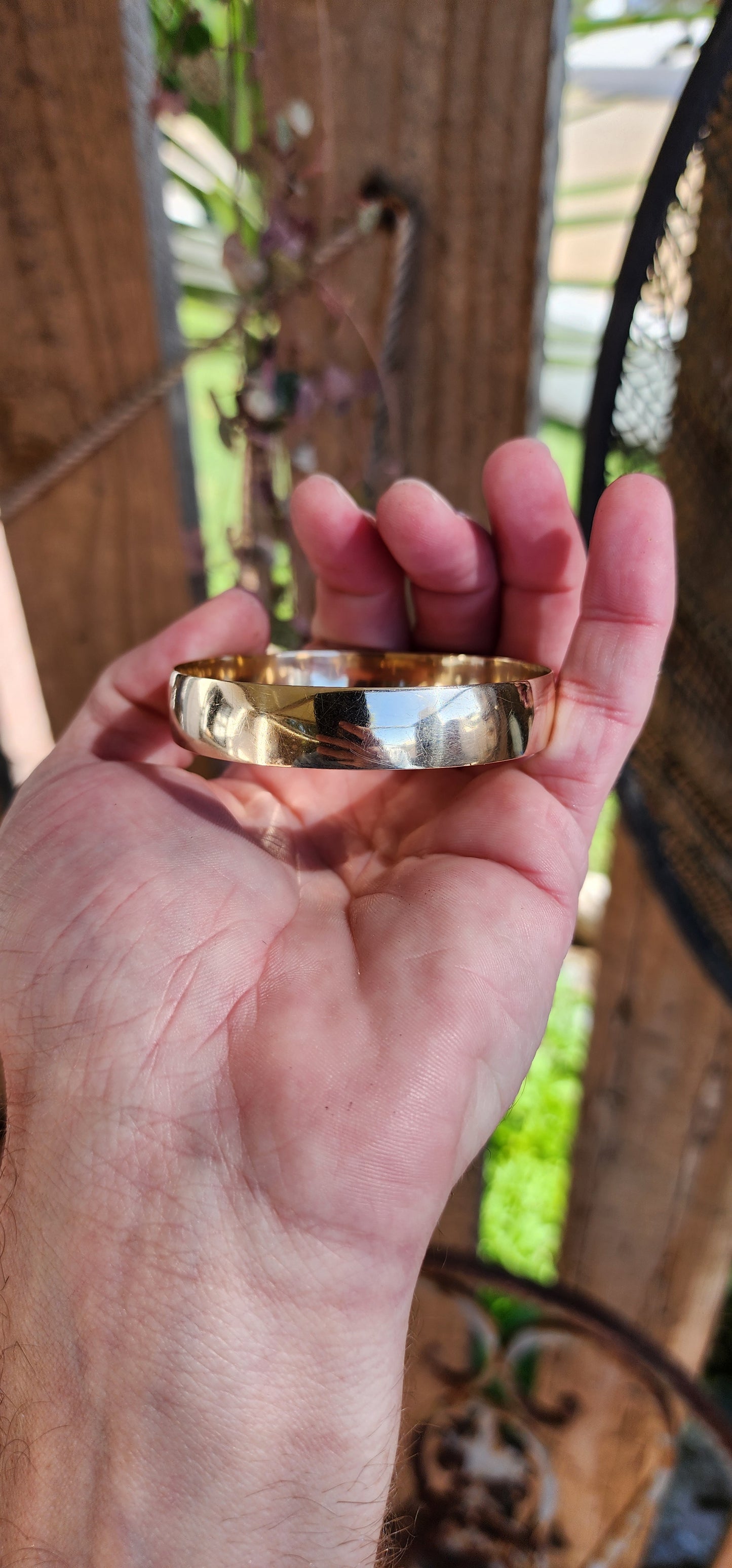 Weighty and solid 9ct Yellow Gold D shape bangle !