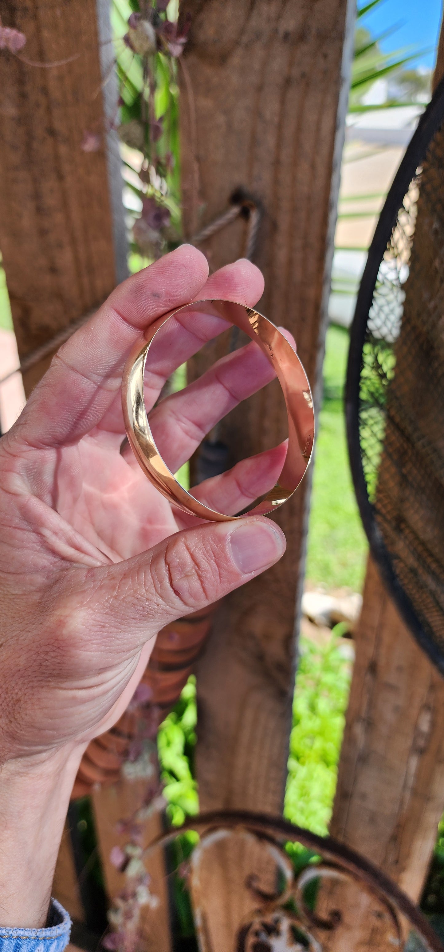 Weighty and solid 9ct Yellow Gold D shape bangle !