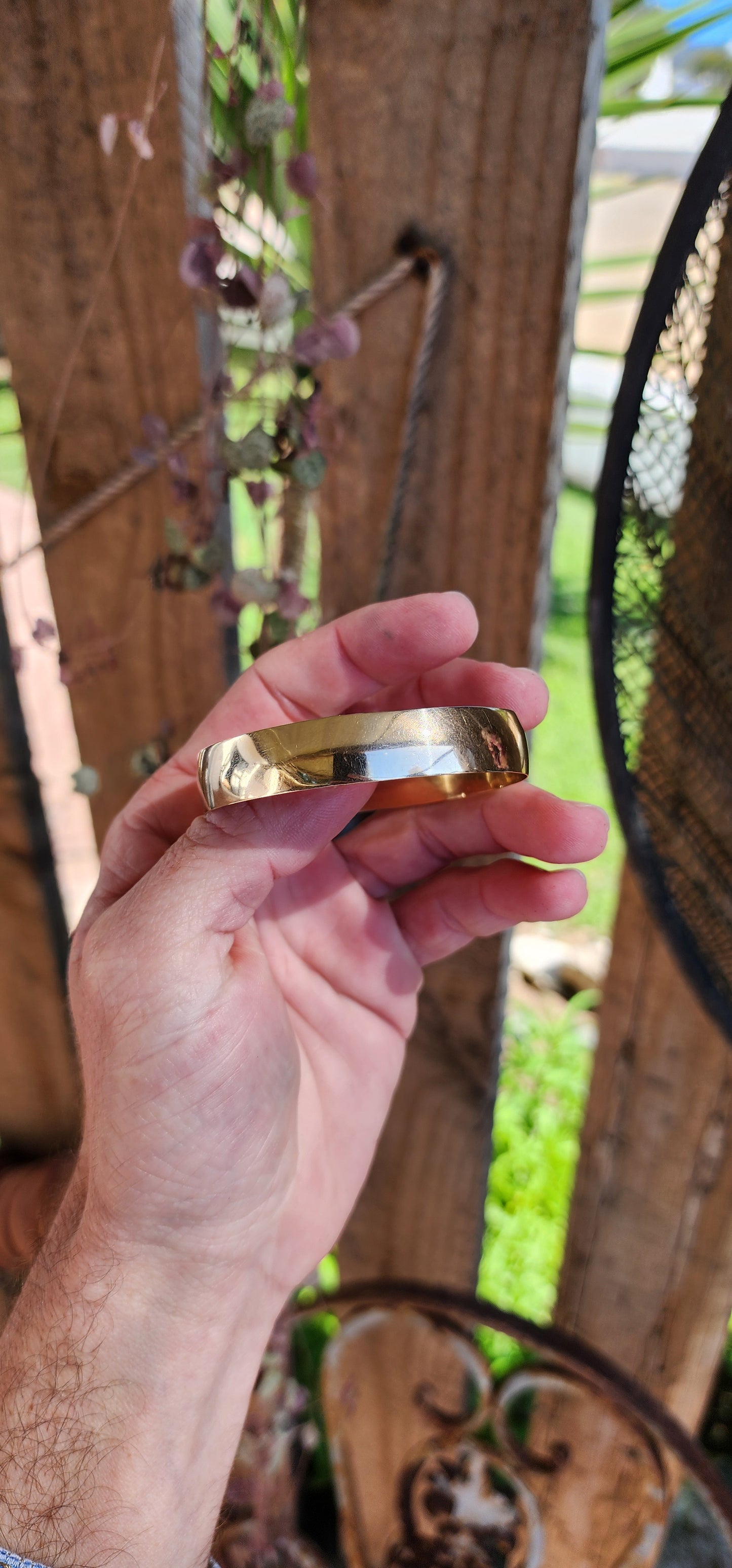 Weighty and solid 9ct Yellow Gold D shape bangle !