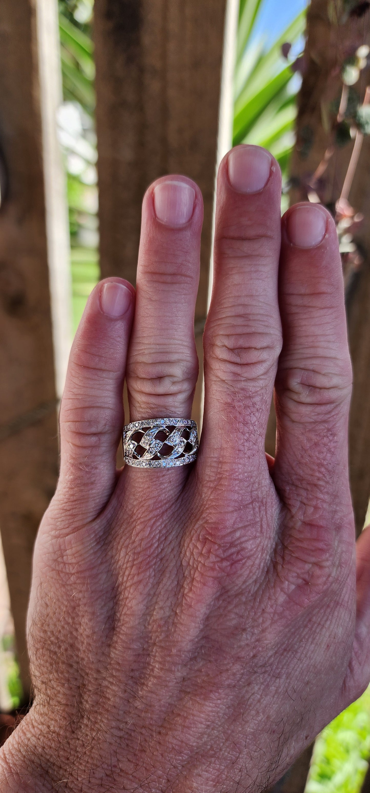 Elegant and Feminine ! 18ct White Gold and multiple Small Diamonds ring.
Ornate openwork cannage motif punctuated with 46x sparkly Diamonds.