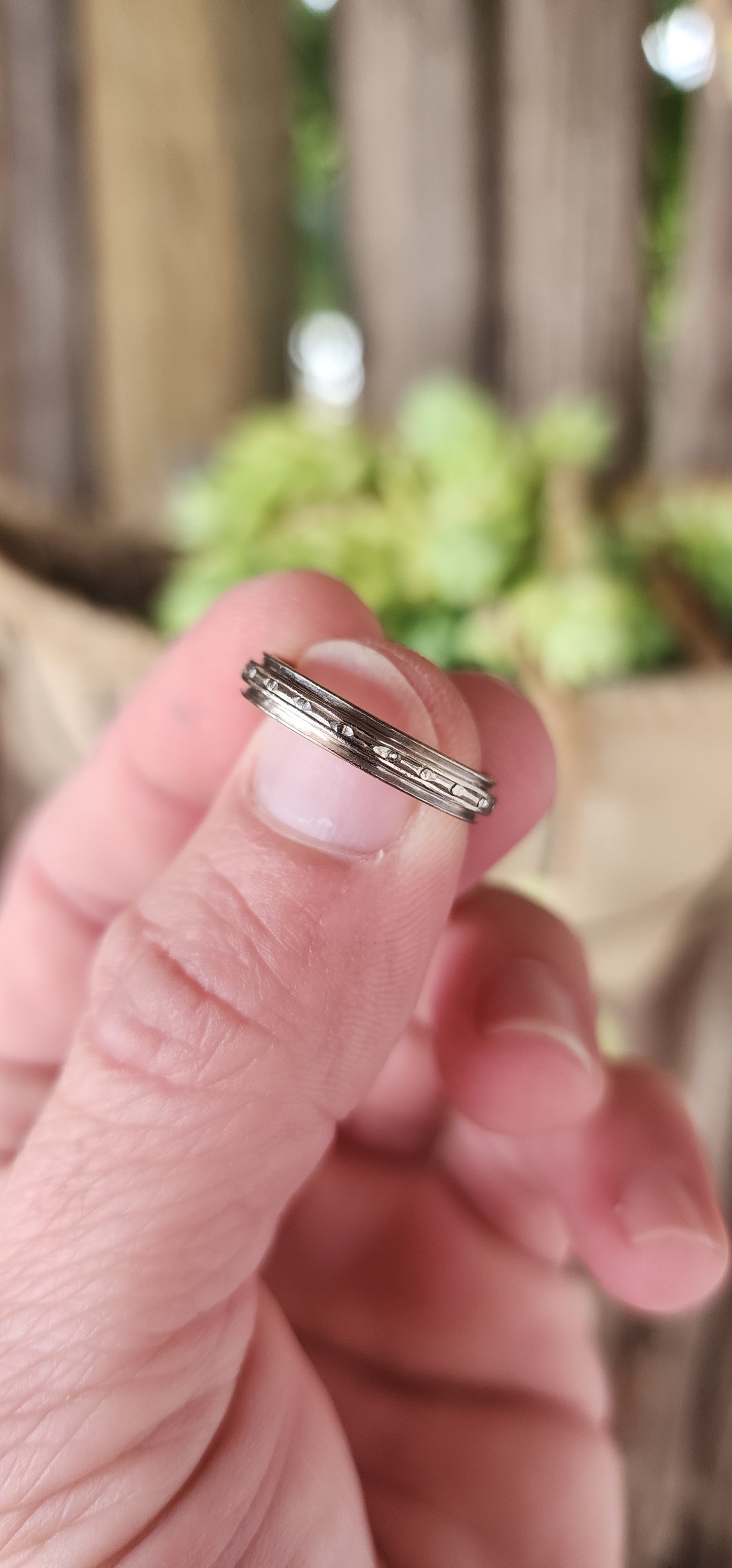 Art Deco era circa 1920-30's 18ct White Gold wedding band with intricate diamond cut embossed/engraved centre pattern.Hallmarked with the makers signature "F.H.L" and 18ct .