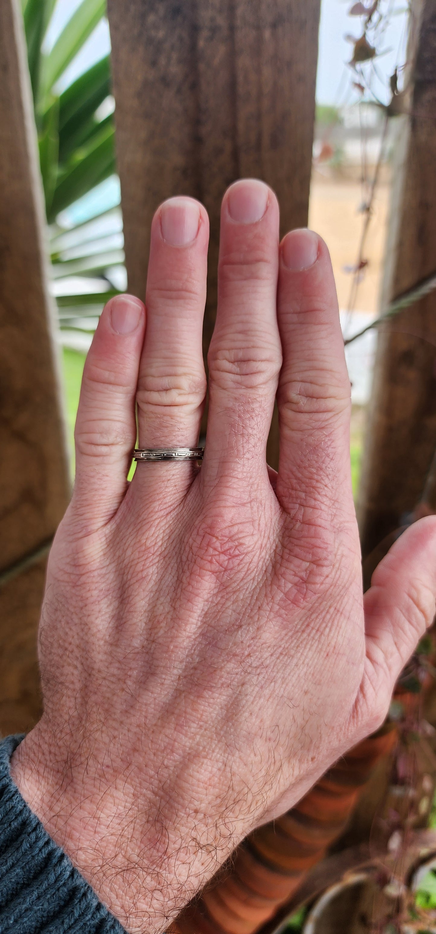 Art Deco era circa 1920-30's 18ct White Gold wedding band with intricate diamond cut embossed/engraved centre pattern.Hallmarked with the makers signature "F.H.L" and 18ct .