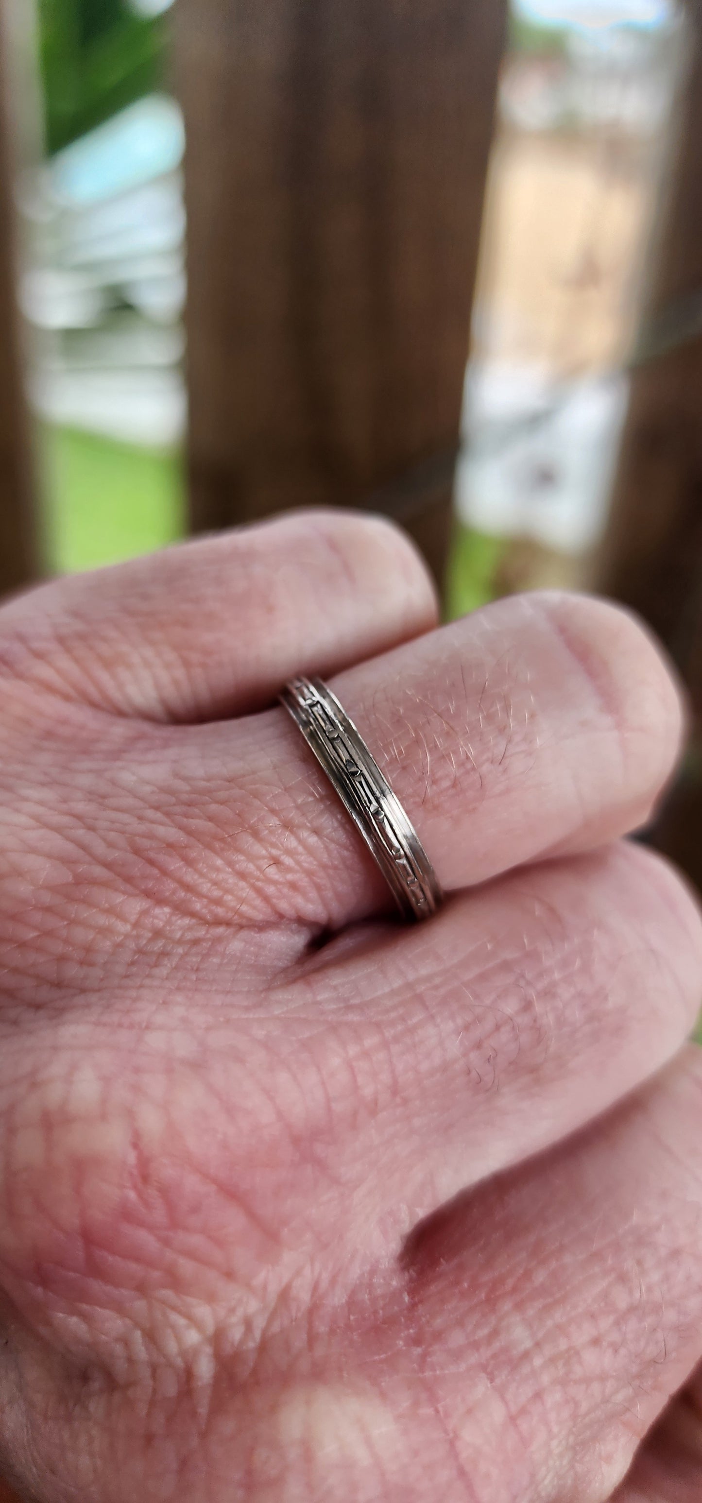 Art Deco era circa 1920-30's 18ct White Gold wedding band with intricate diamond cut embossed/engraved centre pattern.Hallmarked with the makers signature "F.H.L" and 18ct .