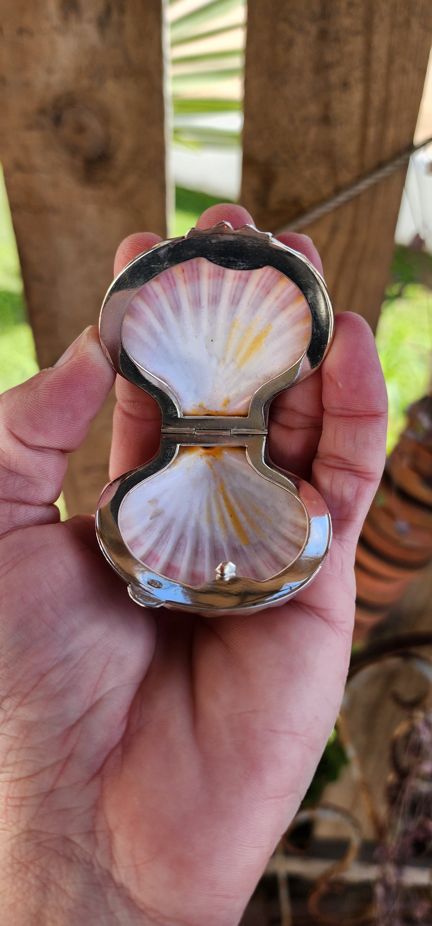 MERMAID TREASURE !! I LOVE THIS !
The most beautiful trinket/treasure holder made from two Royal Cloak Scallop shells and Sterling Silver.