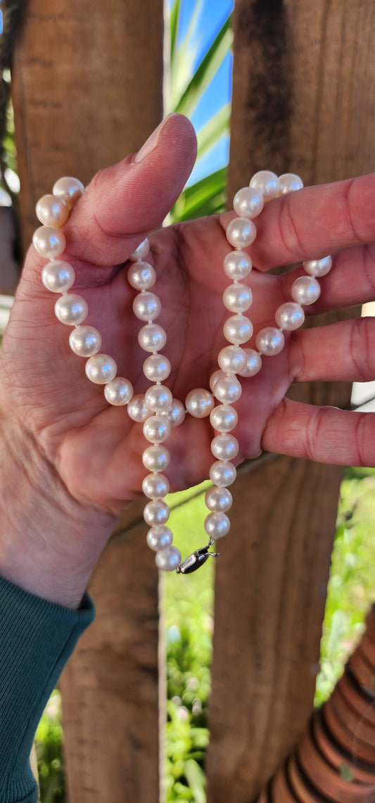 Classical and Elegant ! Lovely strand of high quality Freshwater Cultured Pearls necklace - The Pearl are generous in size and almost completely Round with an beautiful luster and clean surface.Knotted on Silk inbetween each Pearl.