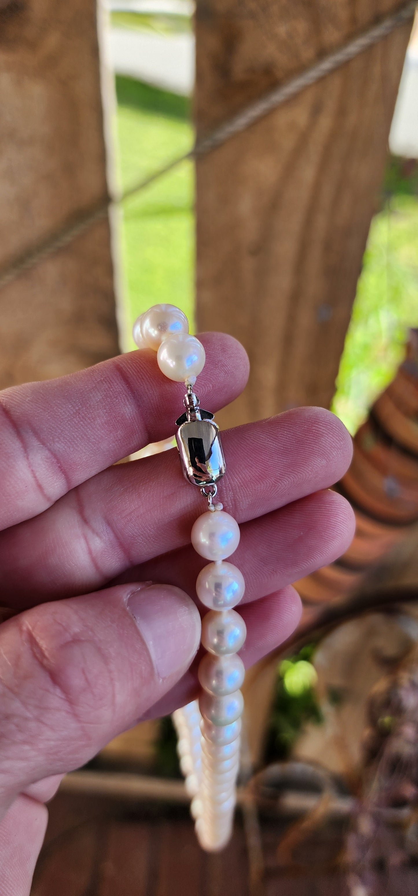 Classical and Elegant ! Lovely strand of high quality Freshwater Cultured Pearls necklace - The Pearl are generous in size and almost completely Round with an beautiful luster and clean surface.Knotted on Silk inbetween each Pearl.