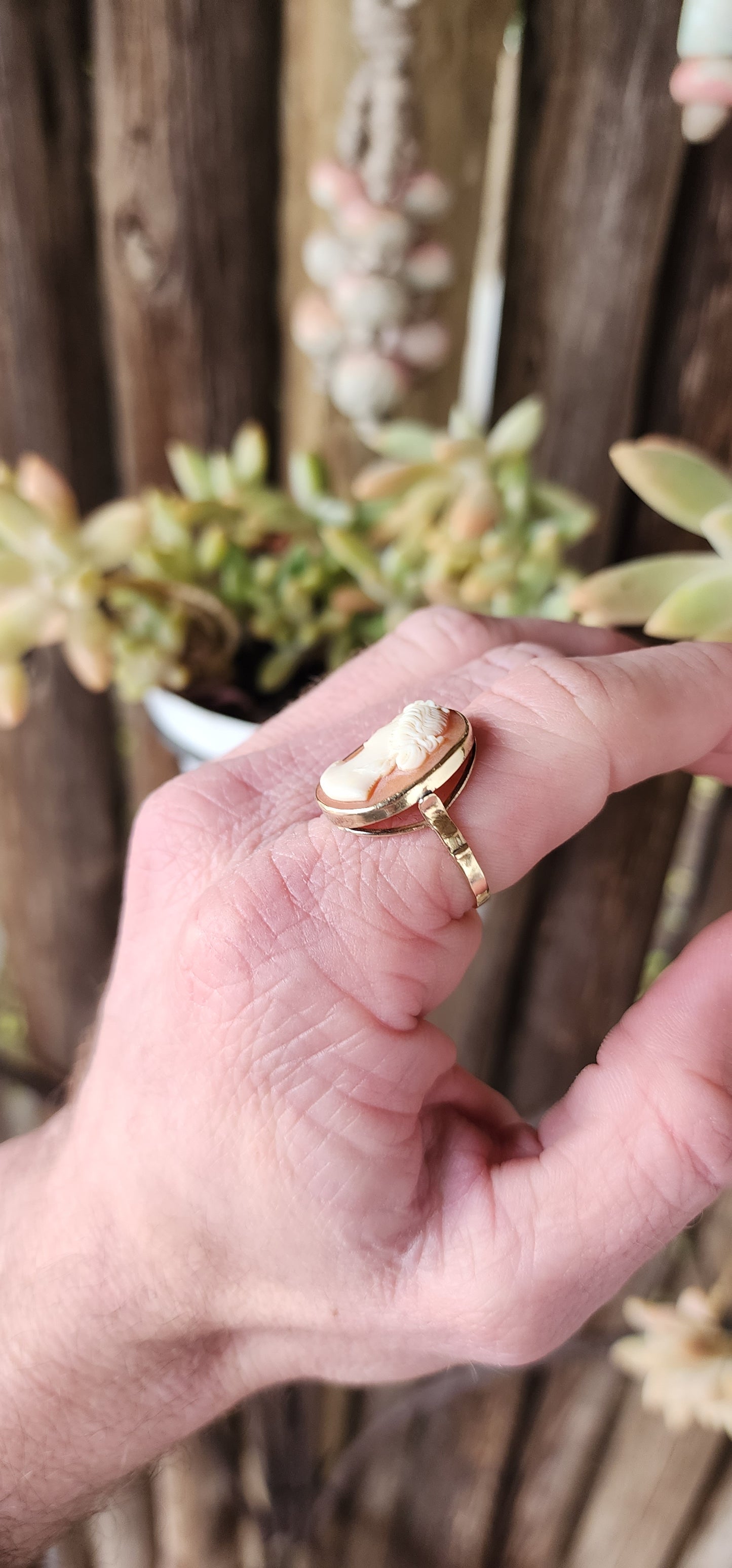 Elegant Vintage 14ct Yellow Gold and carved Conch Shell Cameo ring .