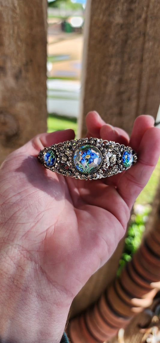 Beatiful Vintage Czech Costume clip bangle!Silvertone with an decorative filigree front and set with 3x faceted Rose cut and reverse painted Crystal cabochons - each featuring an adorable handpainted Blue Forget me not flower.