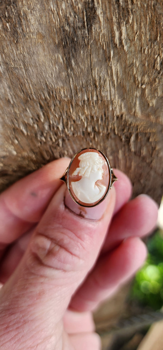 Elegant Victorian 9ct Rose Gold and carved Conch Shell Cameo ring .The lovely and master carved Cameo depicts an detailed profile of an very elegant right facing lady.