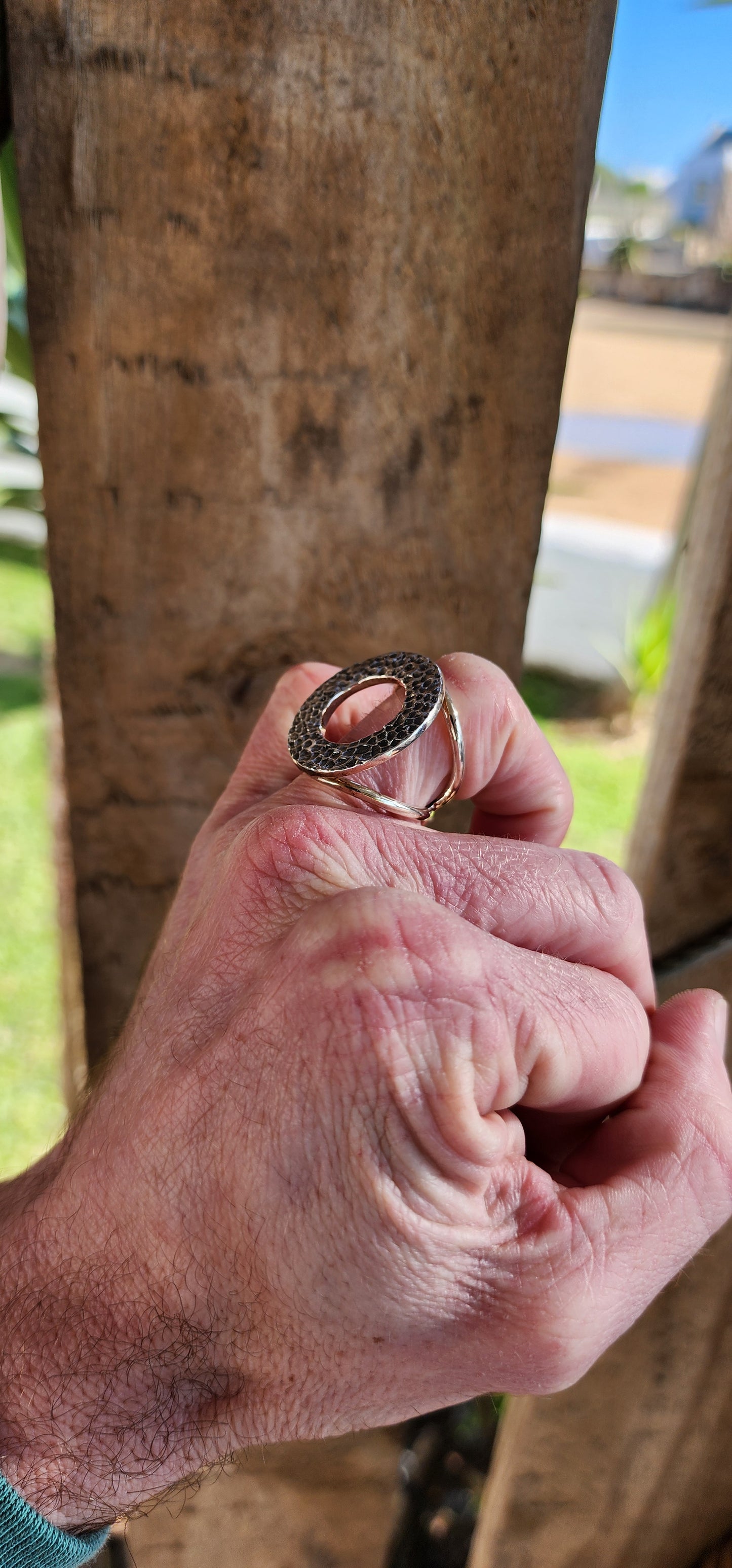 Unusual and chunky Artisan/Studio made Modernist in style Unisex Sterling Silver ring - An open/hammered Circle set on an double rounded tube split band.