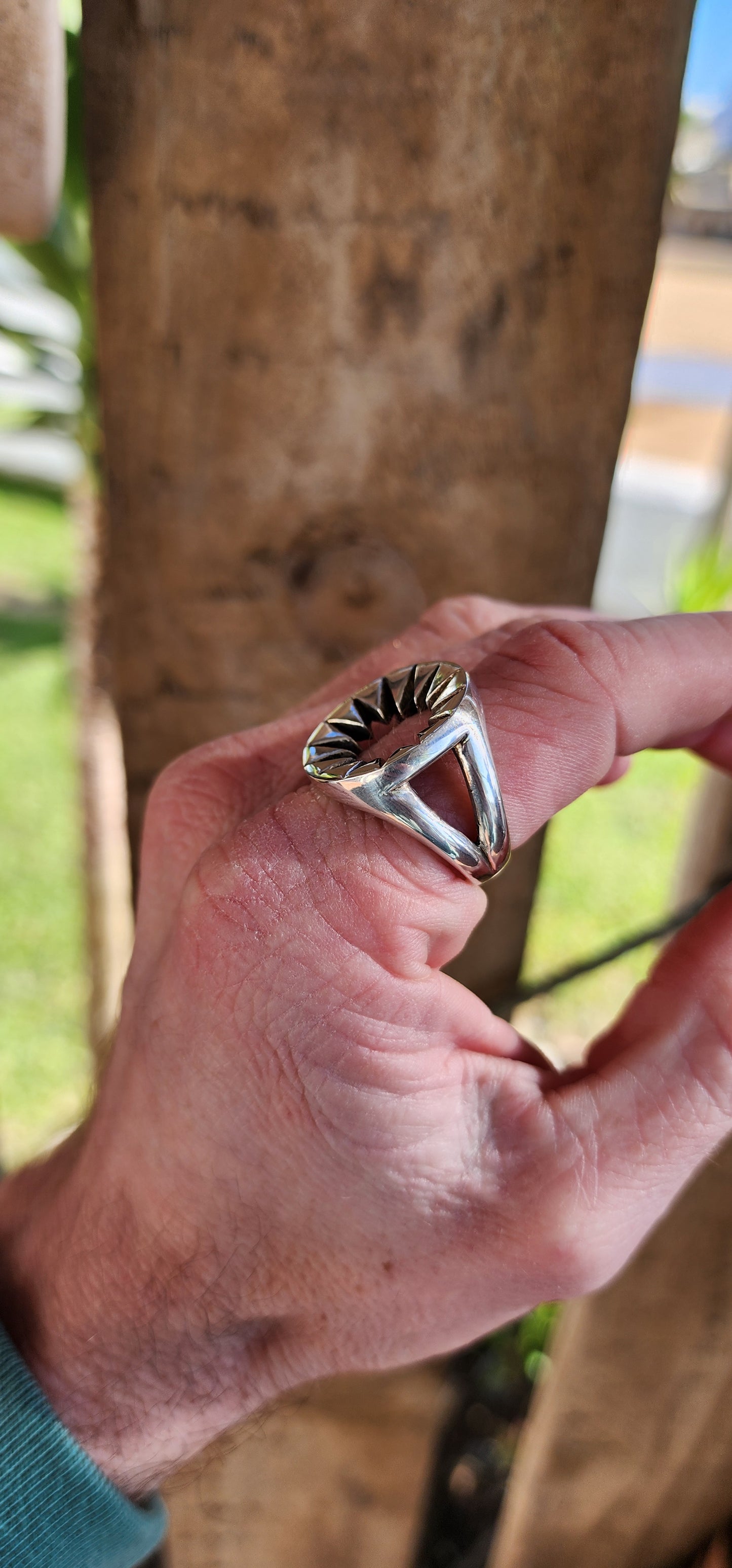 Marvelous and Chunky Sterling Silver Unisex "Venus Flytrap" style ring with an Modernist appeal - Such an unusual beauty !