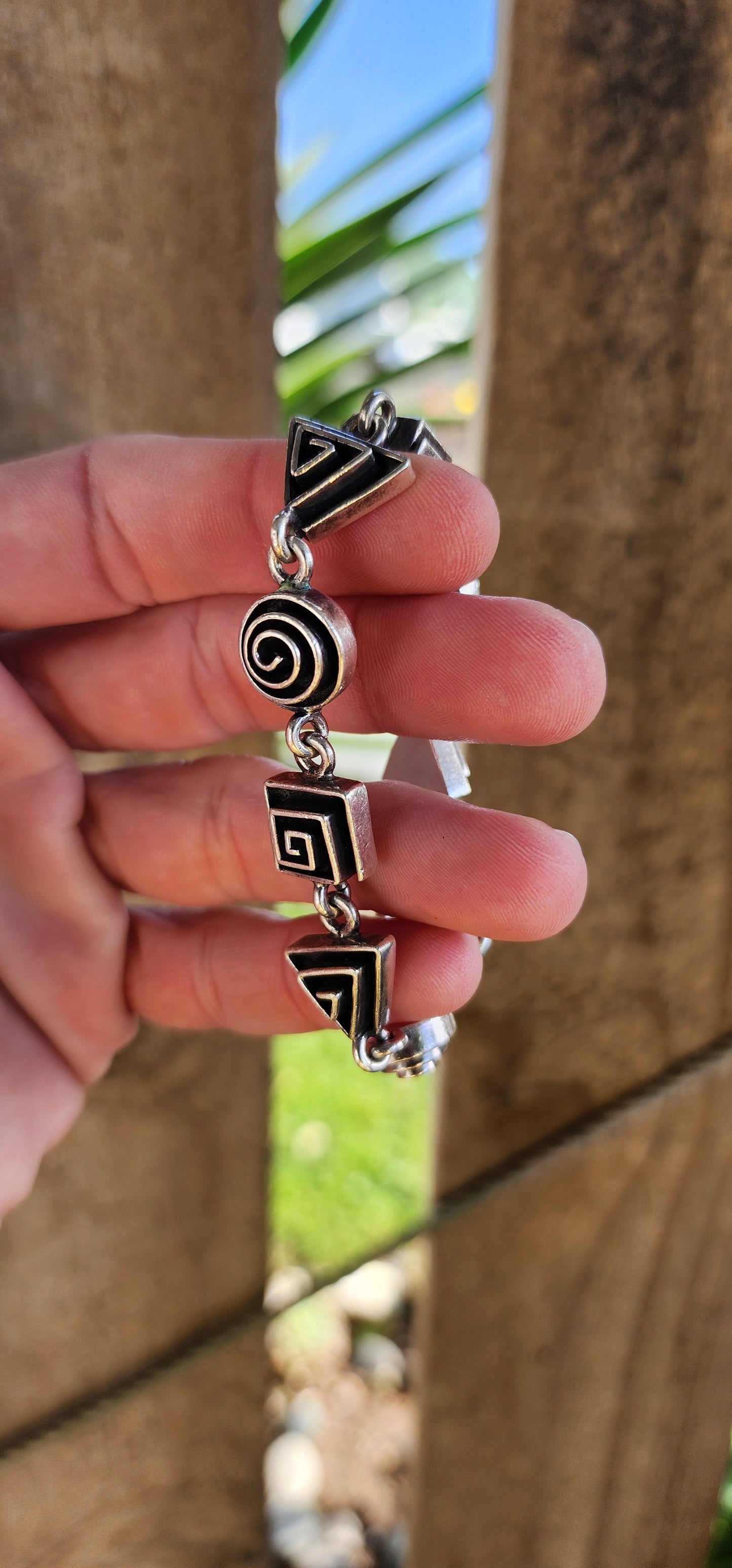 Weighty Vintage Mexican Sterling Silver Modernist/Geometrical swirl pattern link bracelet - Fitted with a toggle clasp.