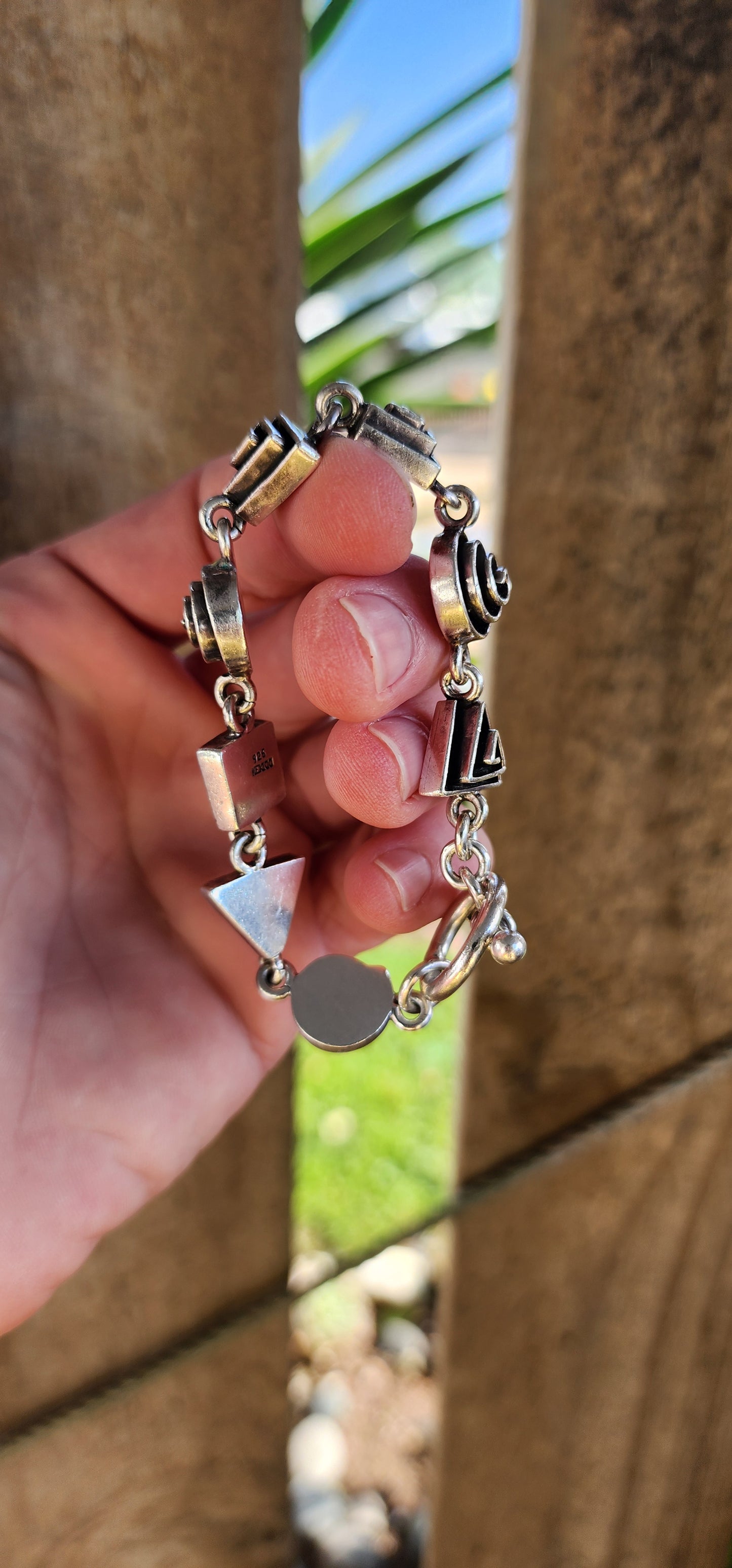 Weighty Vintage Mexican Sterling Silver Modernist/Geometrical swirl pattern link bracelet - Fitted with a toggle clasp.