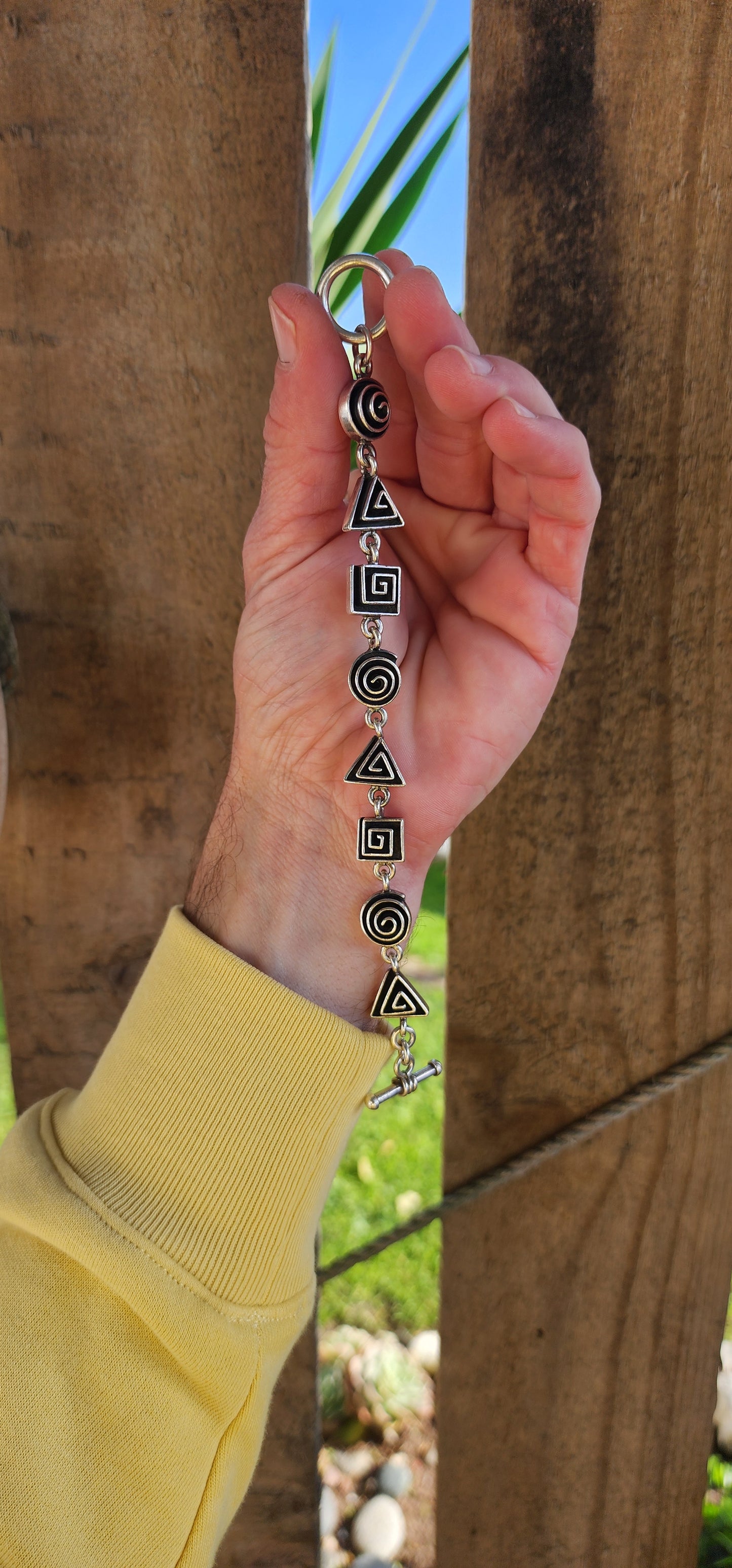 Weighty Vintage Mexican Sterling Silver Modernist/Geometrical swirl pattern link bracelet - Fitted with a toggle clasp.