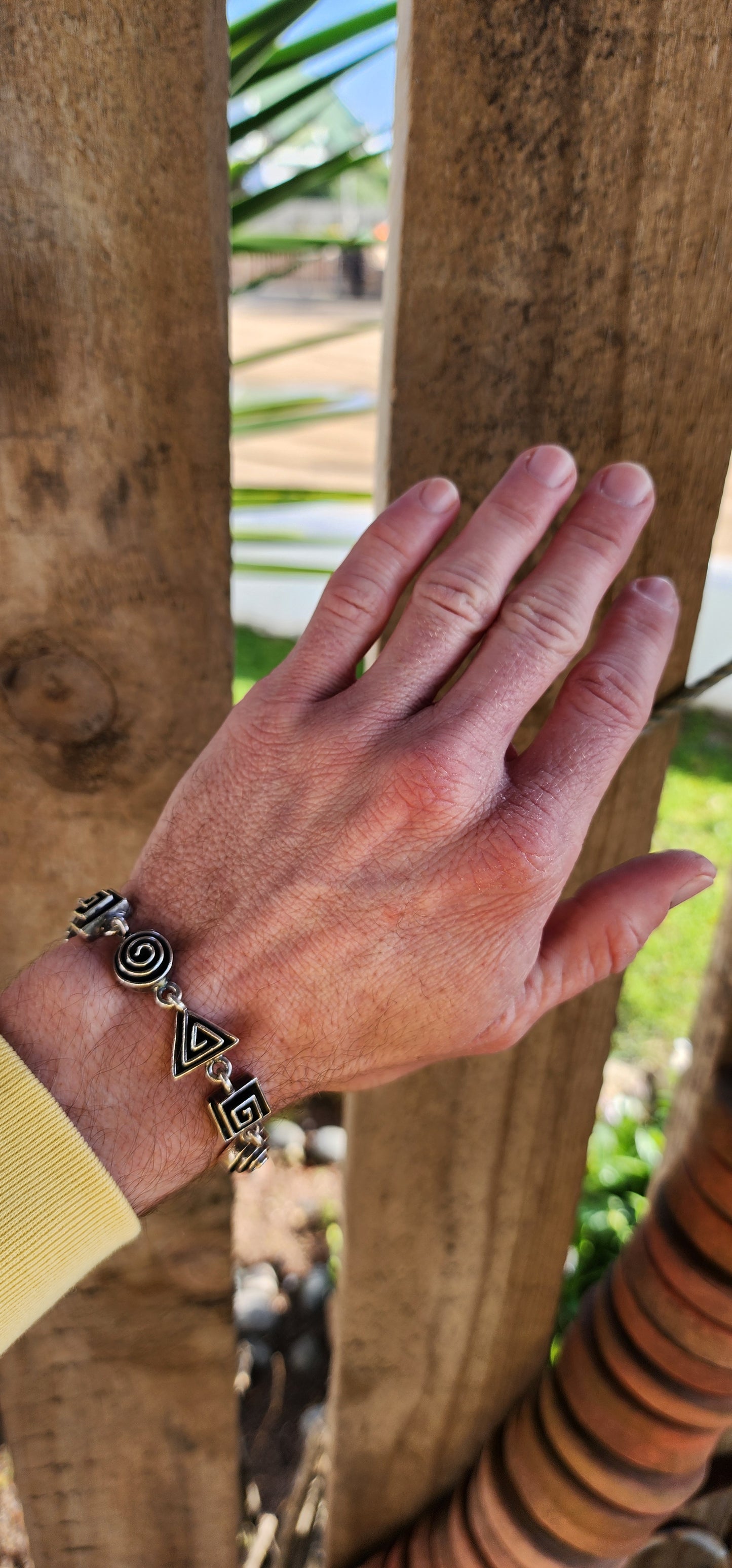 Weighty Vintage Mexican Sterling Silver Modernist/Geometrical swirl pattern link bracelet - Fitted with a toggle clasp.