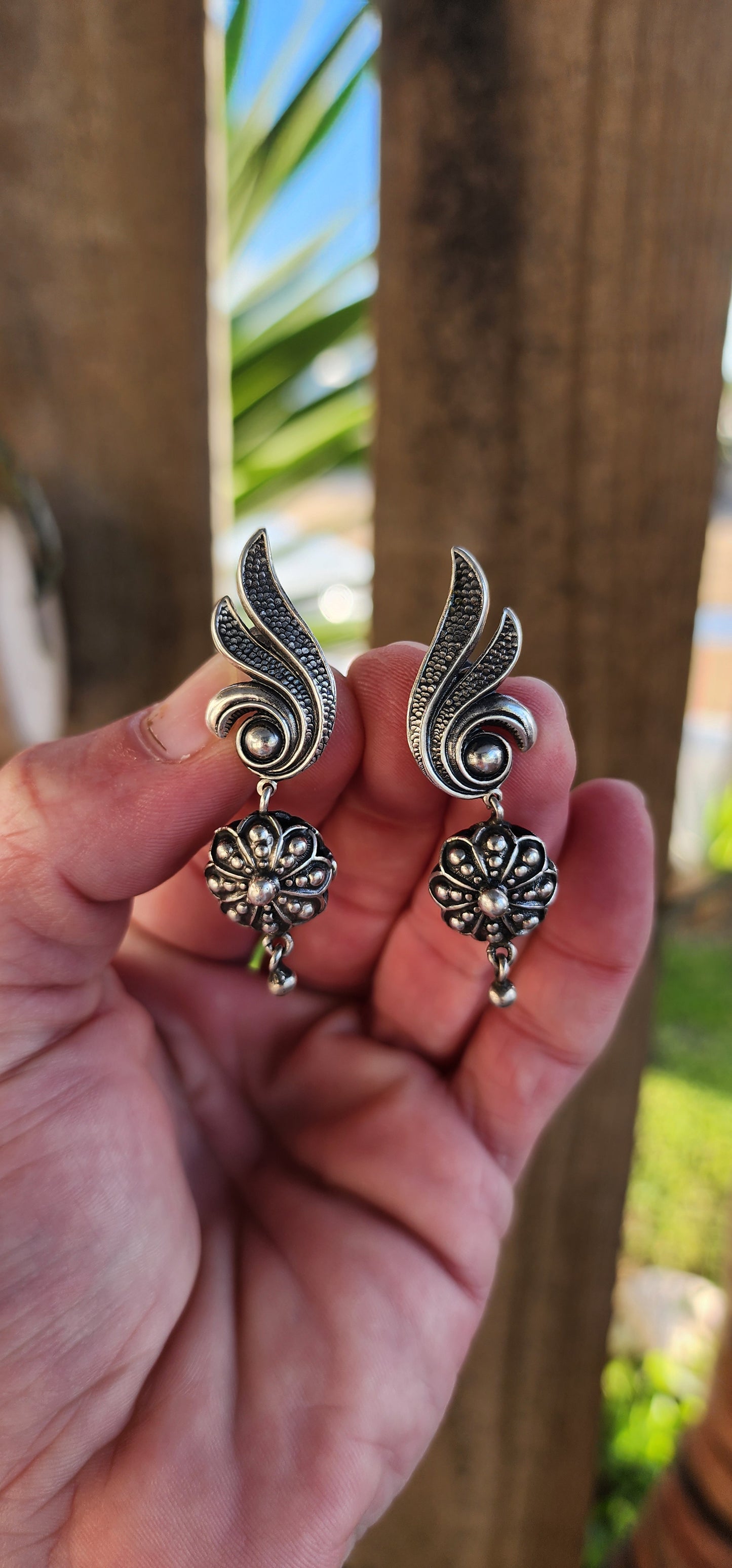 Pair of Vintage Mexican Sterling Silver screw-back drop earrings with a modernist appeal.
Hallmarked with the Mexican Eagle symbol and Silver.