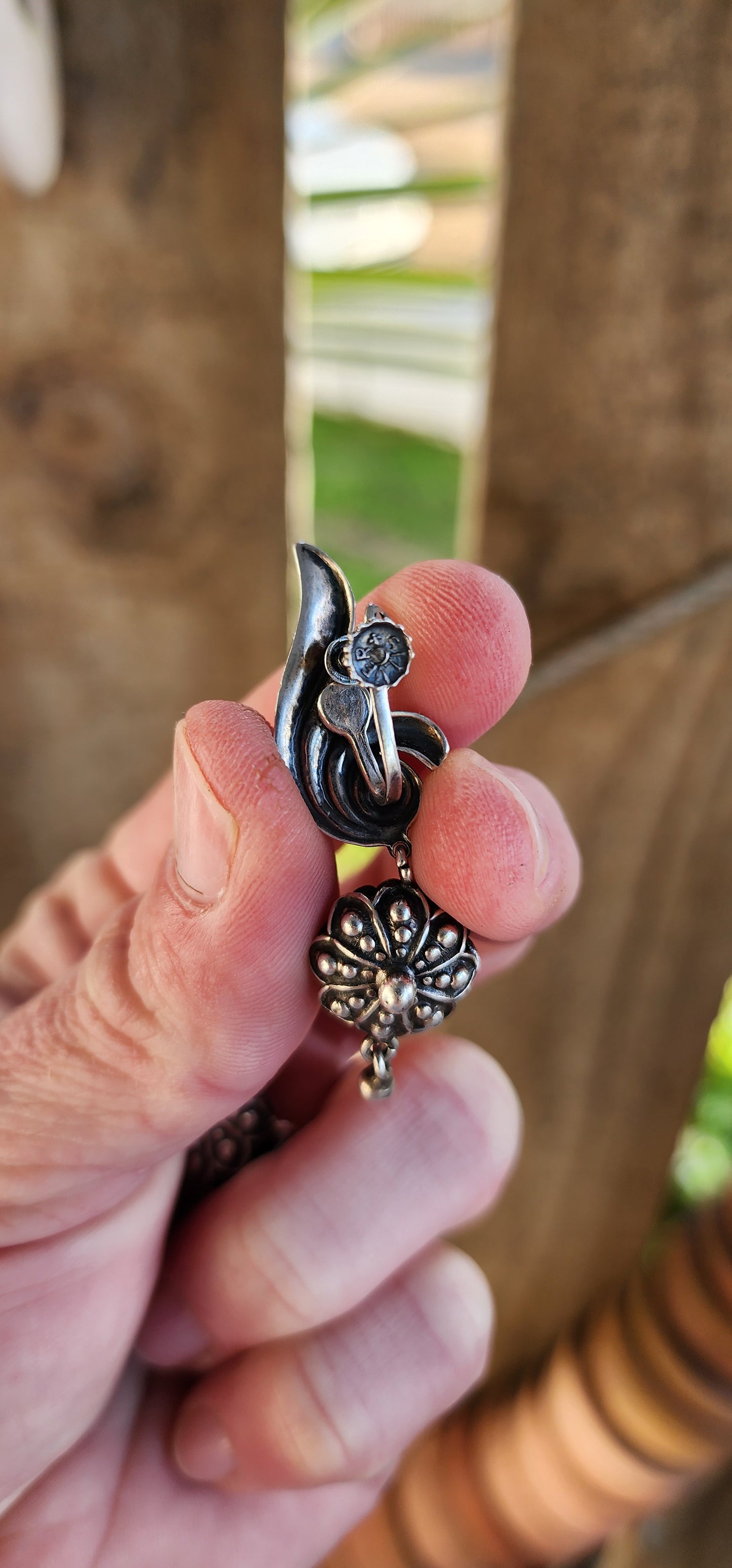 Pair of Vintage Mexican Sterling Silver screw-back drop earrings with a modernist appeal.
Hallmarked with the Mexican Eagle symbol and Silver.