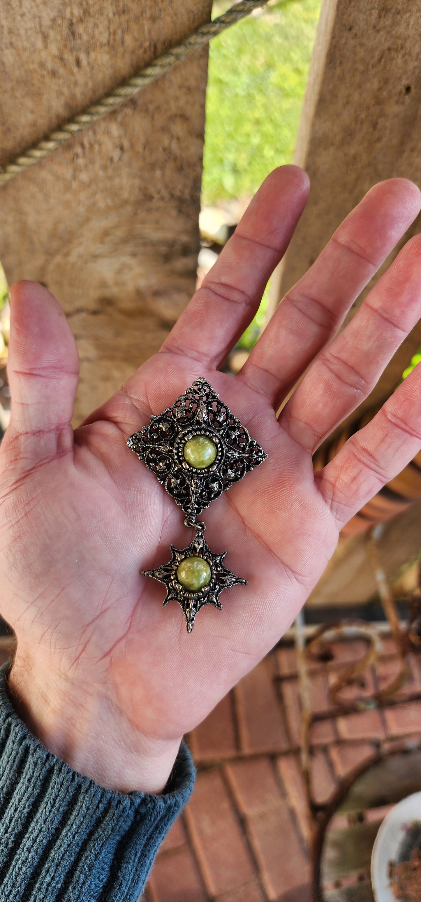 Large sized Vintage costume Scottish inspired dangle starburst brooch - set with faux Connemara Marble glass cabochons.