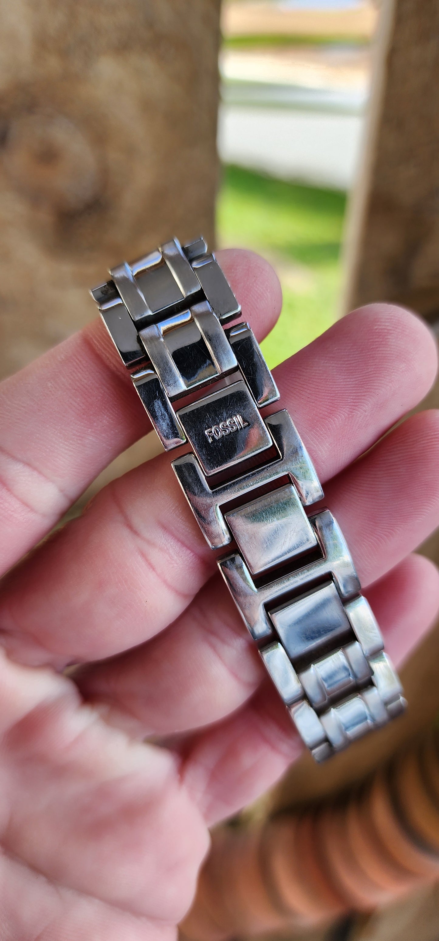 Ladies Designer Fossil "ES2180" Quartz watch - Stainless Steel with Black dial.
Genuine small Diamond accent at the 12 o'clock marker.