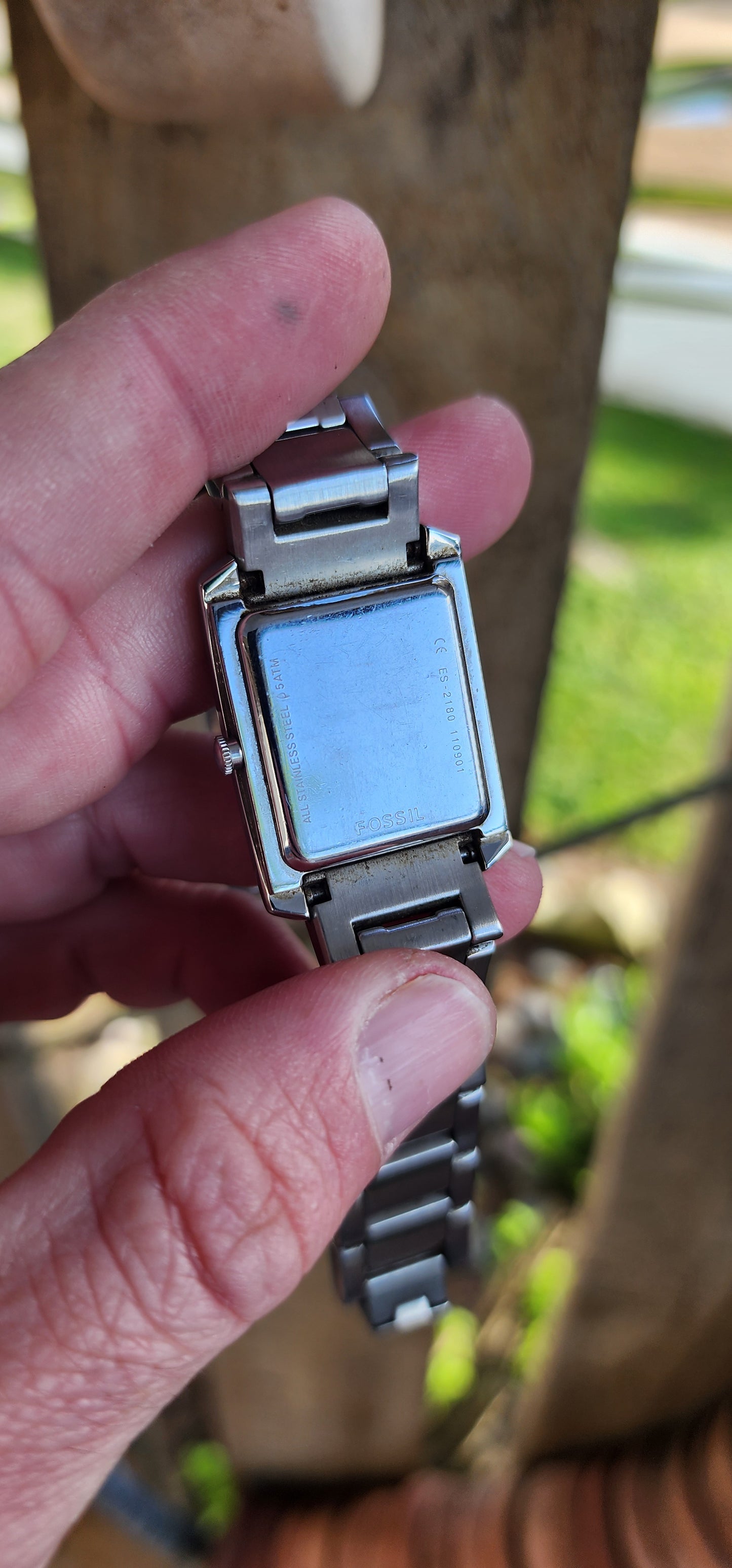 Ladies Designer Fossil "ES2180" Quartz watch - Stainless Steel with Black dial.
Genuine small Diamond accent at the 12 o'clock marker.
