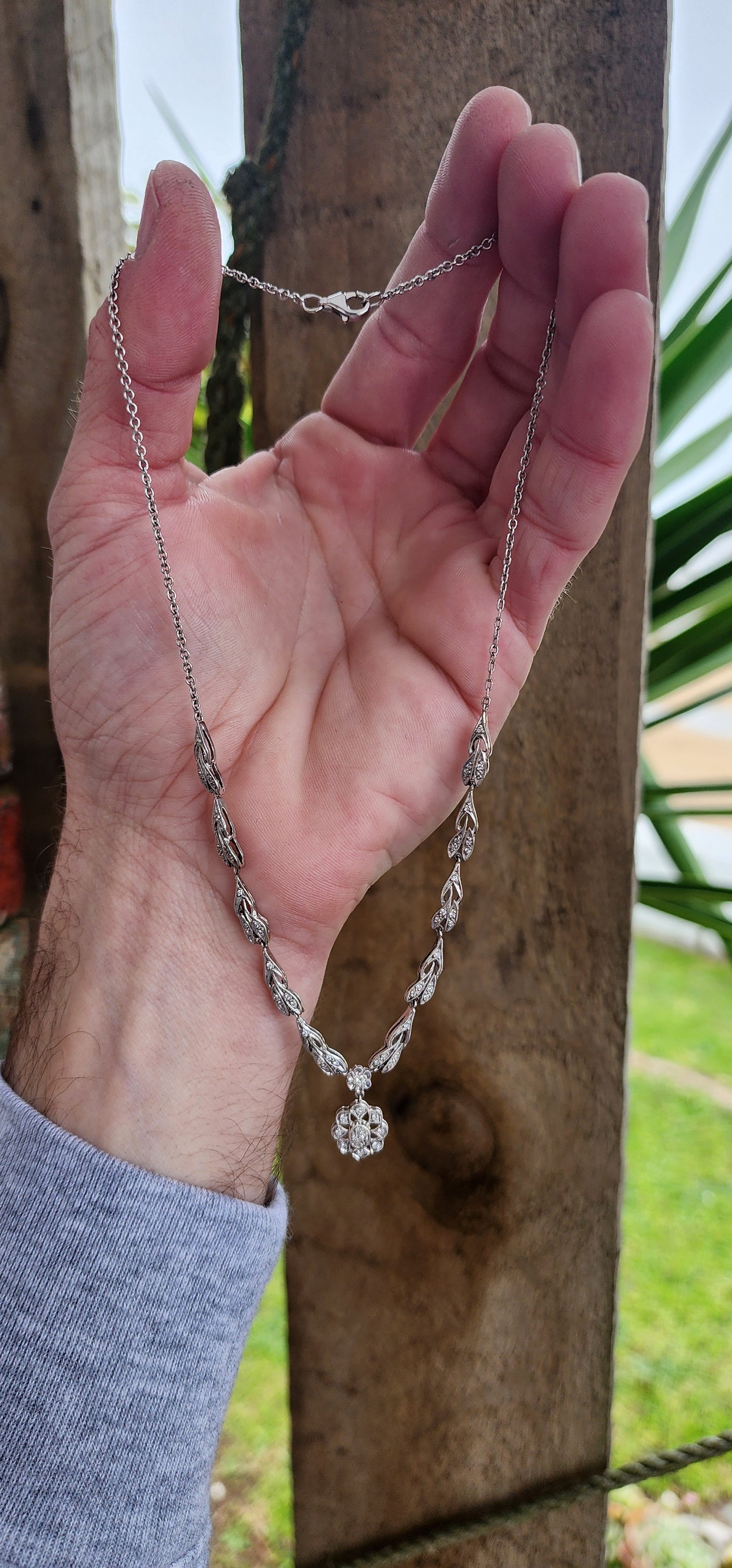 Beautiful and elegant 18ct White Gold and Diamonds Edwardian/Deco Style V-shaped Floral necklace is simple in design but so breathtakingly gorgeous !