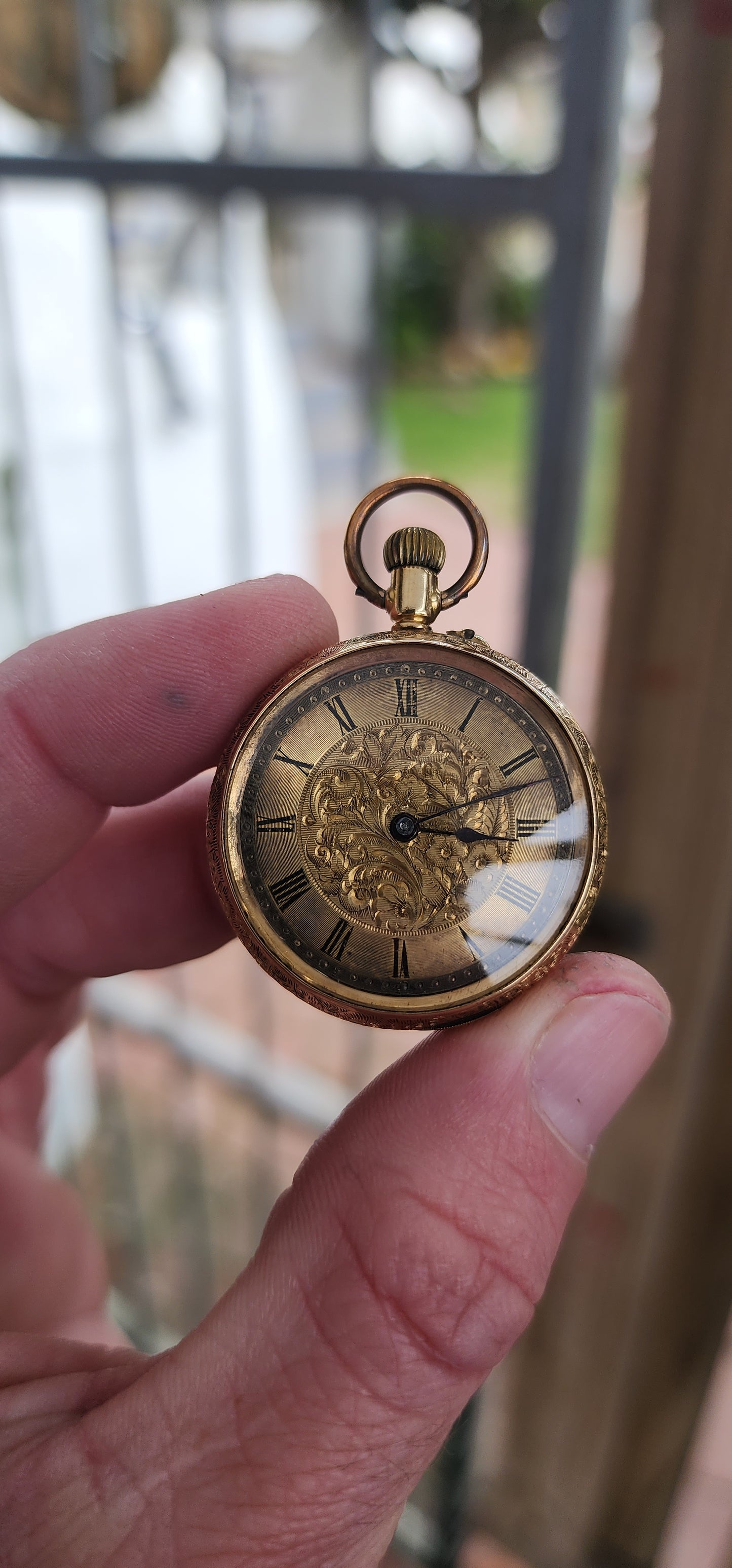 A very Elegant Antique late 19th century Ladies 18ct Yellow Gold open face wind up pocket / fob watch.