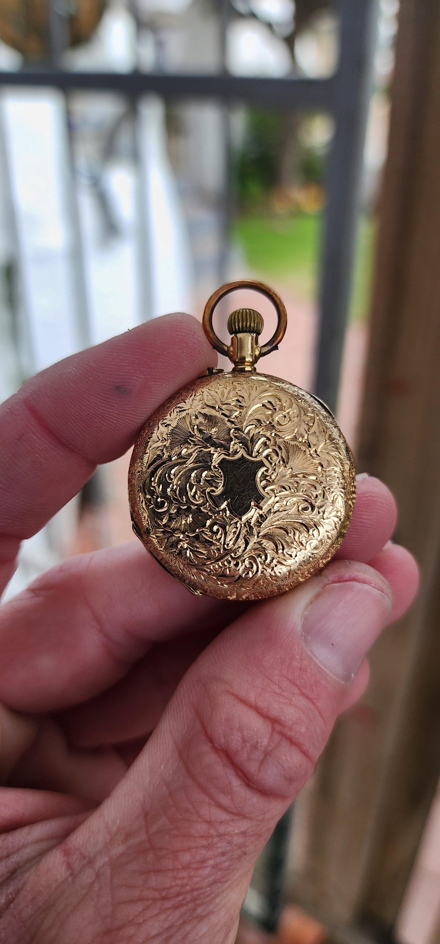 A very Elegant Antique late 19th century Ladies 18ct Yellow Gold open face wind up pocket / fob watch.