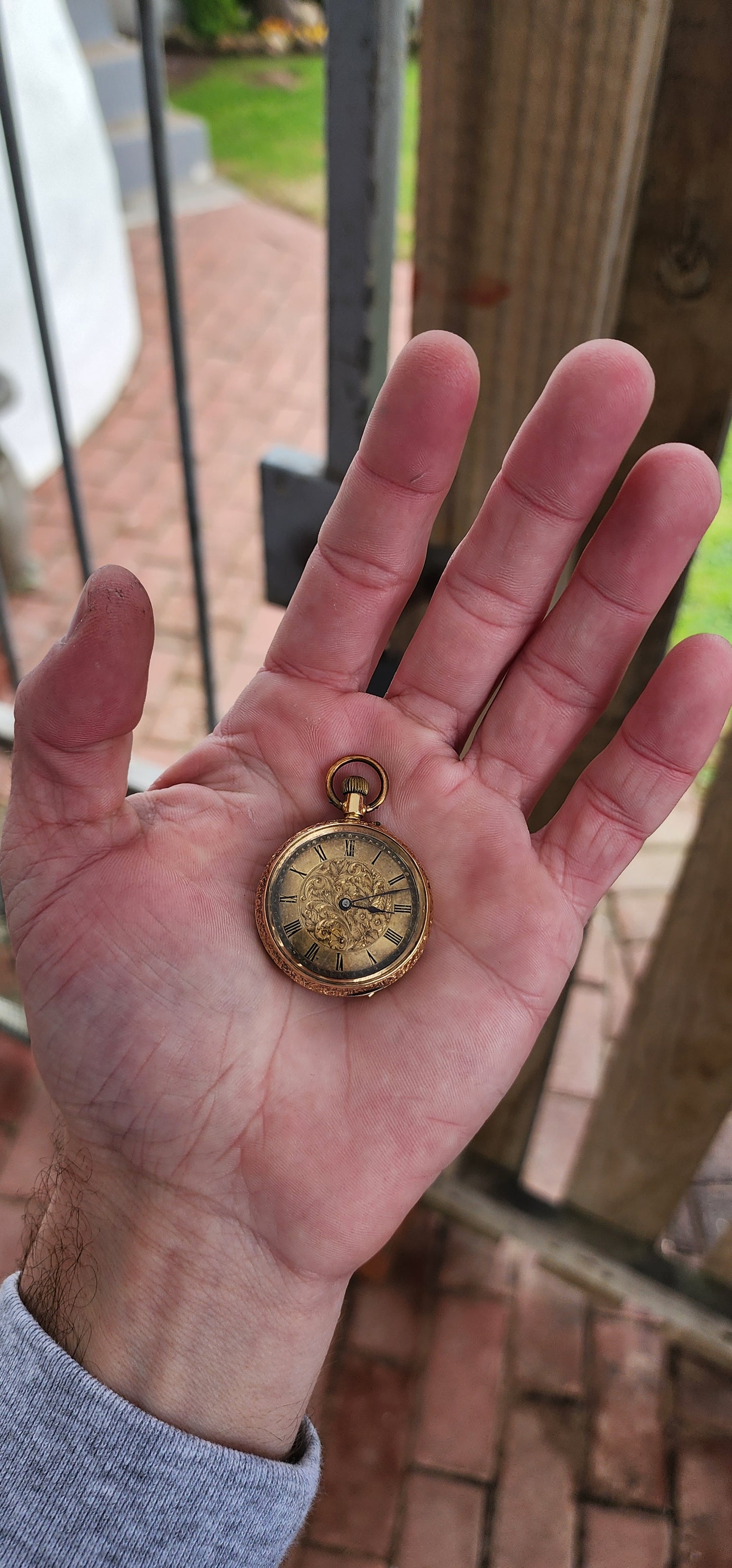 A very Elegant Antique late 19th century Ladies 18ct Yellow Gold open face wind up pocket / fob watch.