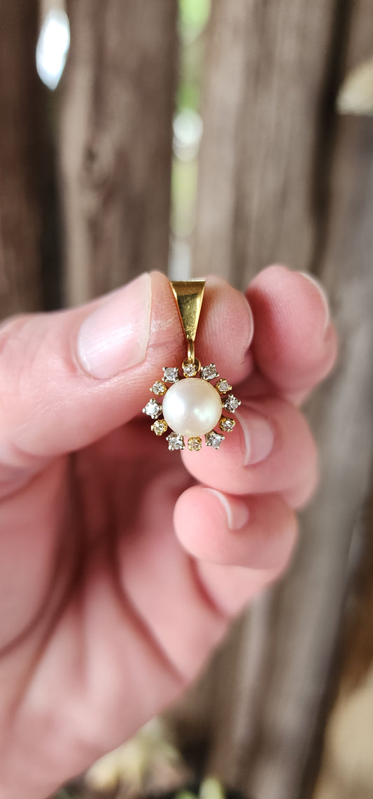 Vintage Estate 18ct Yellow/White Gold, Marine Cultured Pearl and small Diamonds Snowflake pendant.The lustrous Round Pearl framed in a Halo of small sparkly Diamonds in the form of a Snowflake.Such a elegant and classical piece.