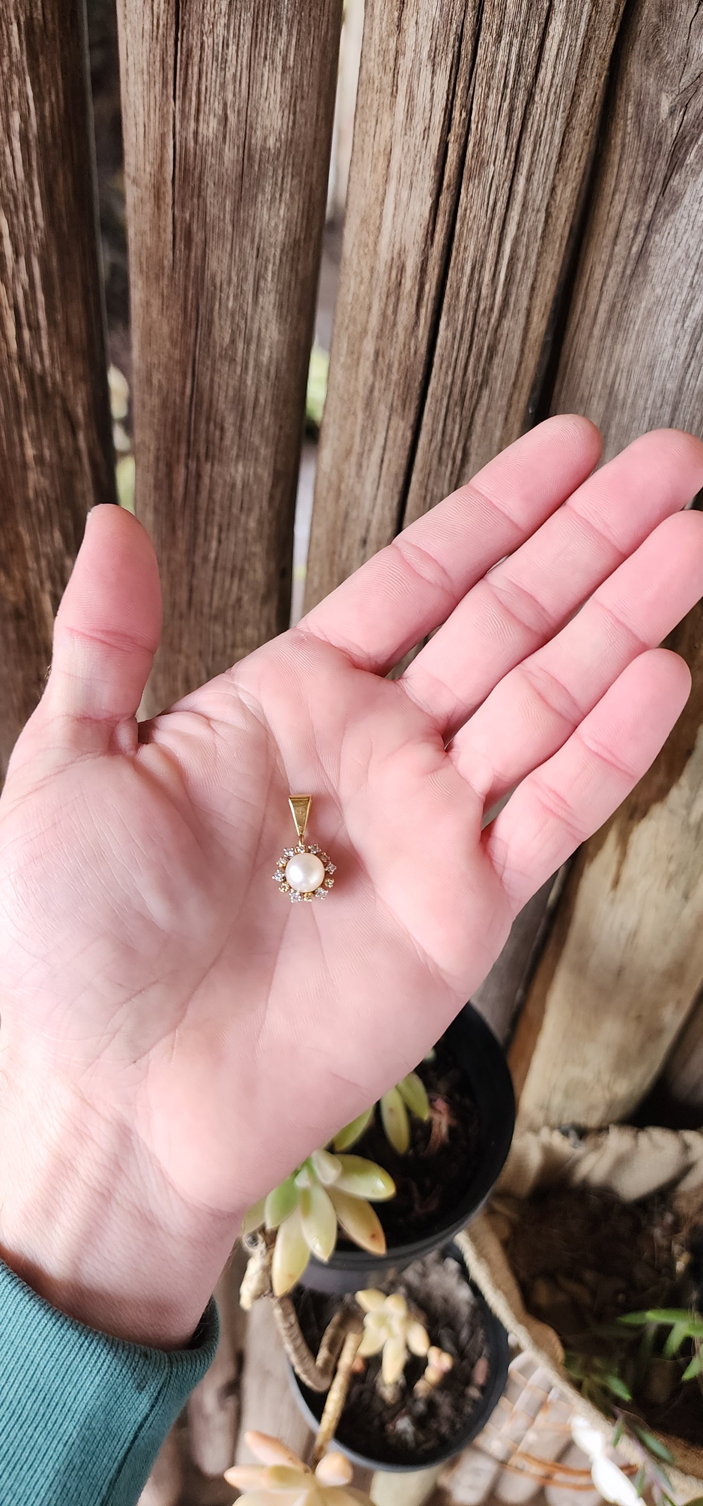 Vintage Estate 18ct Yellow/White Gold, Marine Cultured Pearl and small Diamonds Snowflake pendant.The lustrous Round Pearl framed in a Halo of small sparkly Diamonds in the form of a Snowflake.Such a elegant and classical piece.