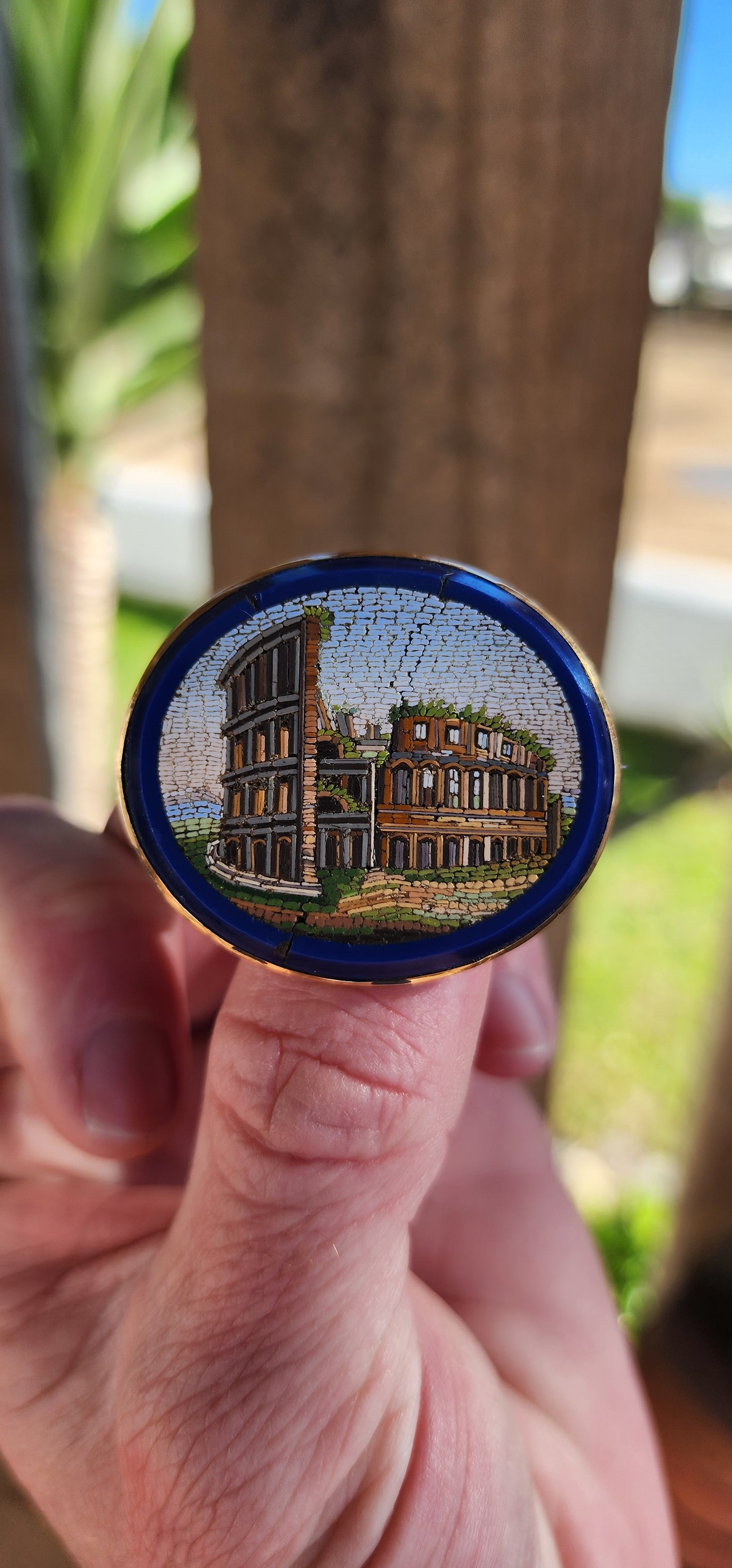 ULTRA RARE !!!! Antique Victorian Italian Grand Tour Souvenir to Rome Micromosaic Colosseum brooch in 9ct Yellow Gold.