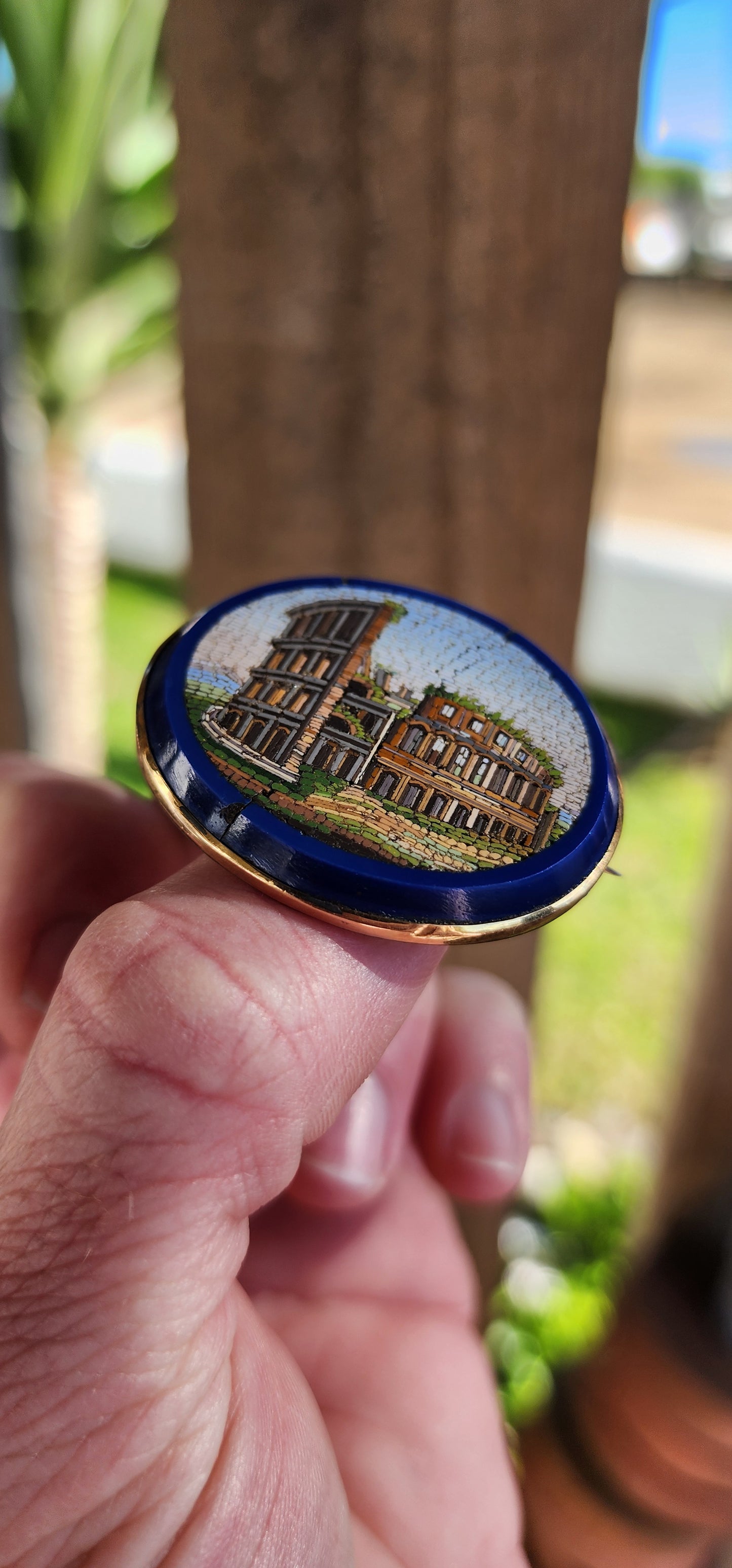 ULTRA RARE !!!! Antique Victorian Italian Grand Tour Souvenir to Rome Micromosaic Colosseum brooch in 9ct Yellow Gold.