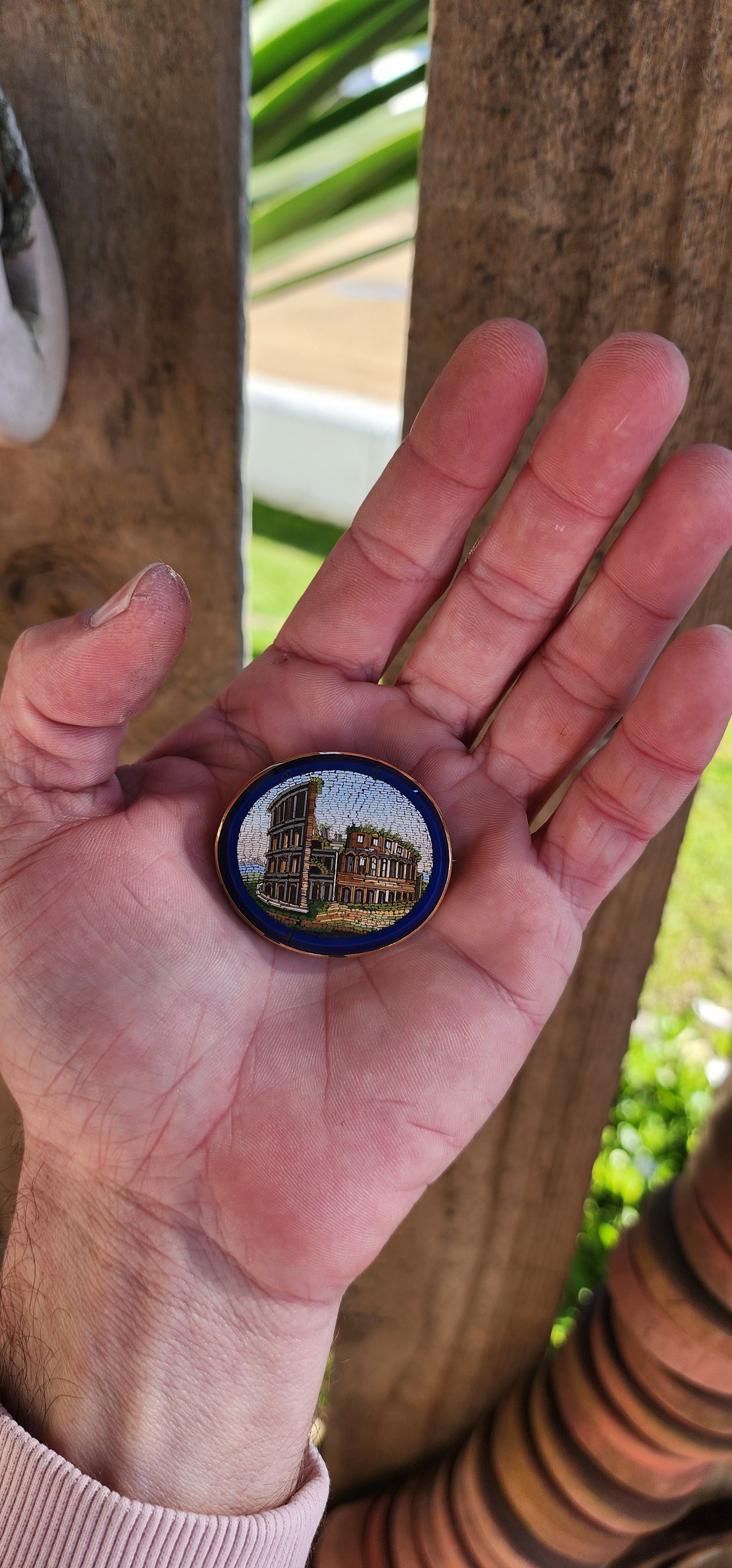 ULTRA RARE !!!! Antique Victorian Italian Grand Tour Souvenir to Rome Micromosaic Colosseum brooch in 9ct Yellow Gold.