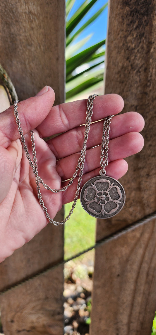 Vintage English Hallmarked Silver Queens Jubilee pendant - fitted on a Sterling Silver Rope chain.
This is a beautifully detailed vintage embossed Tudor Rose pendant. The pendant has a British "London" Hallmark that confirms it was made in 1981.