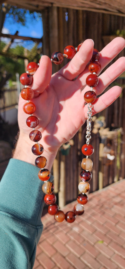 Wonderful and chunky Sardonyx banded Agate necklace - Knotted inbetween each bead and fitted with a Sterling Silver Signoretti clasp.
The necklace featuring 28x large sized Agate Orbs with the most beautiful color and patterns/bands.