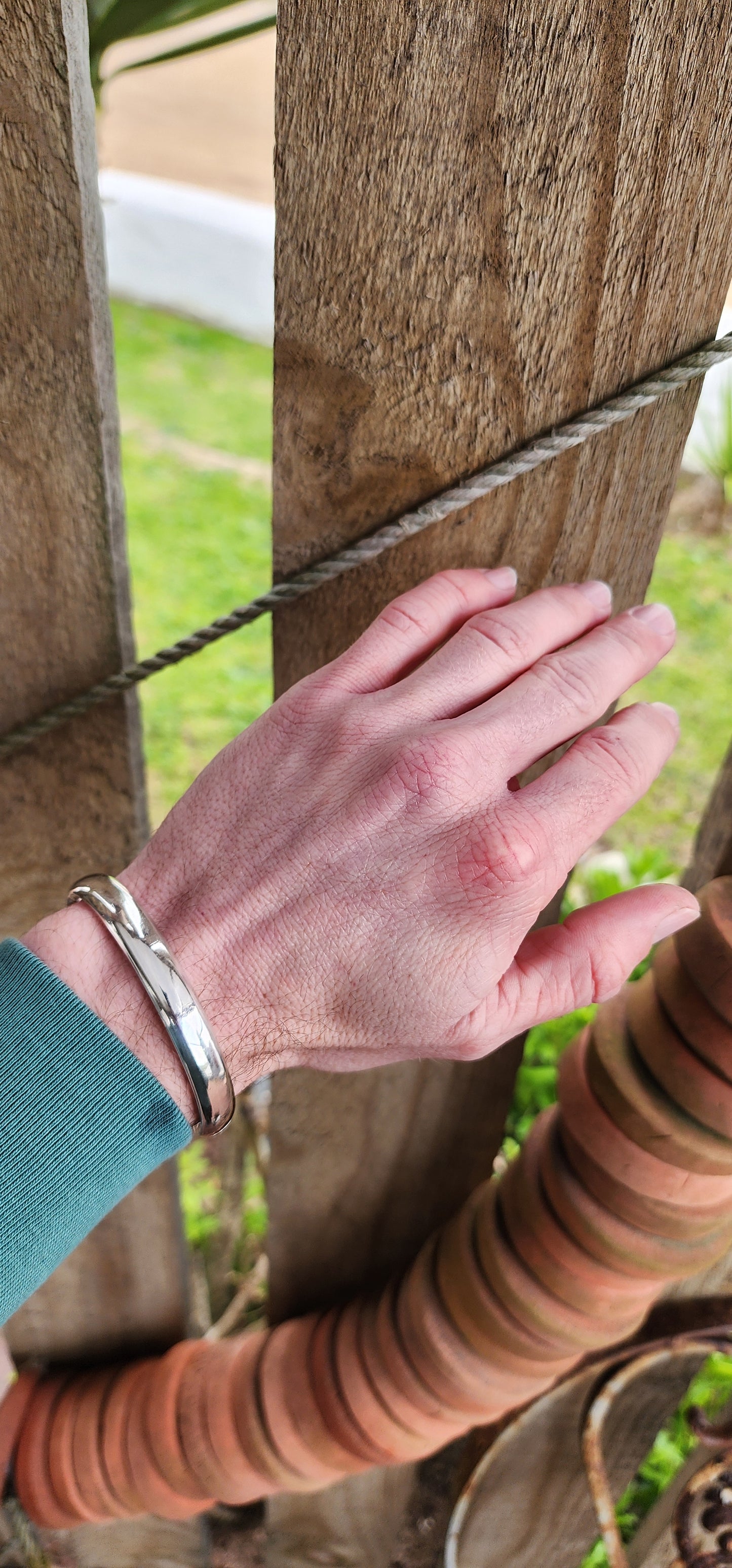 Vintage hollow Sterling Silver D-Shaped bangle - The name "Mary" engraved on the front and date "1983" on the inside.This bangle is perfect for stacking with some of your other bracelets/bangles.