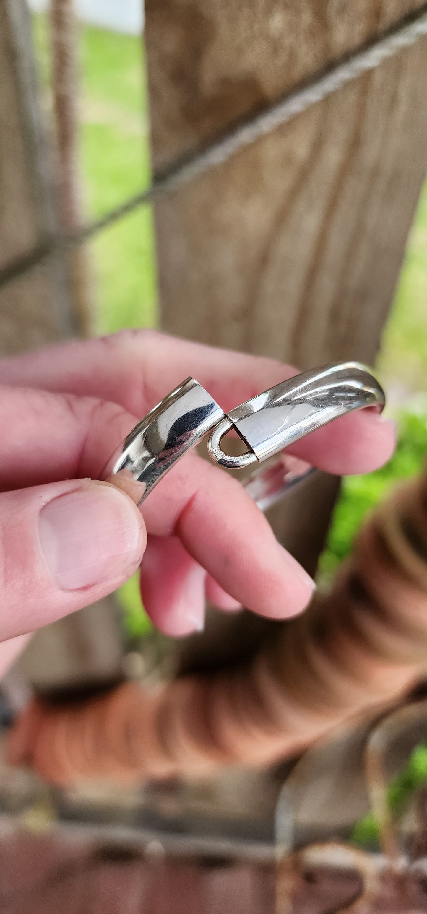 Vintage hollow Sterling Silver D-Shaped bangle - The name "Mary" engraved on the front and date "1983" on the inside.This bangle is perfect for stacking with some of your other bracelets/bangles.