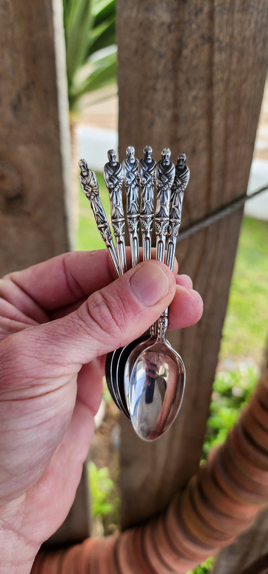 Most beautiful lot of 6 Antique Hallmarked Silver Apsotle teaspoons.
Made by the very well known firm - Thomas Bradbury & Sons in Sheffield circa 1919 and Hallmarled accordingly.